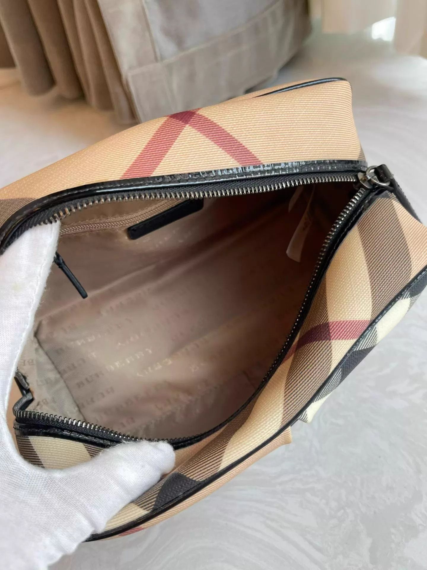 Burberry Burberry Check Toiletry Bag 21x11x9 Brand New AE812 Size ONE SIZE - 7 Thumbnail