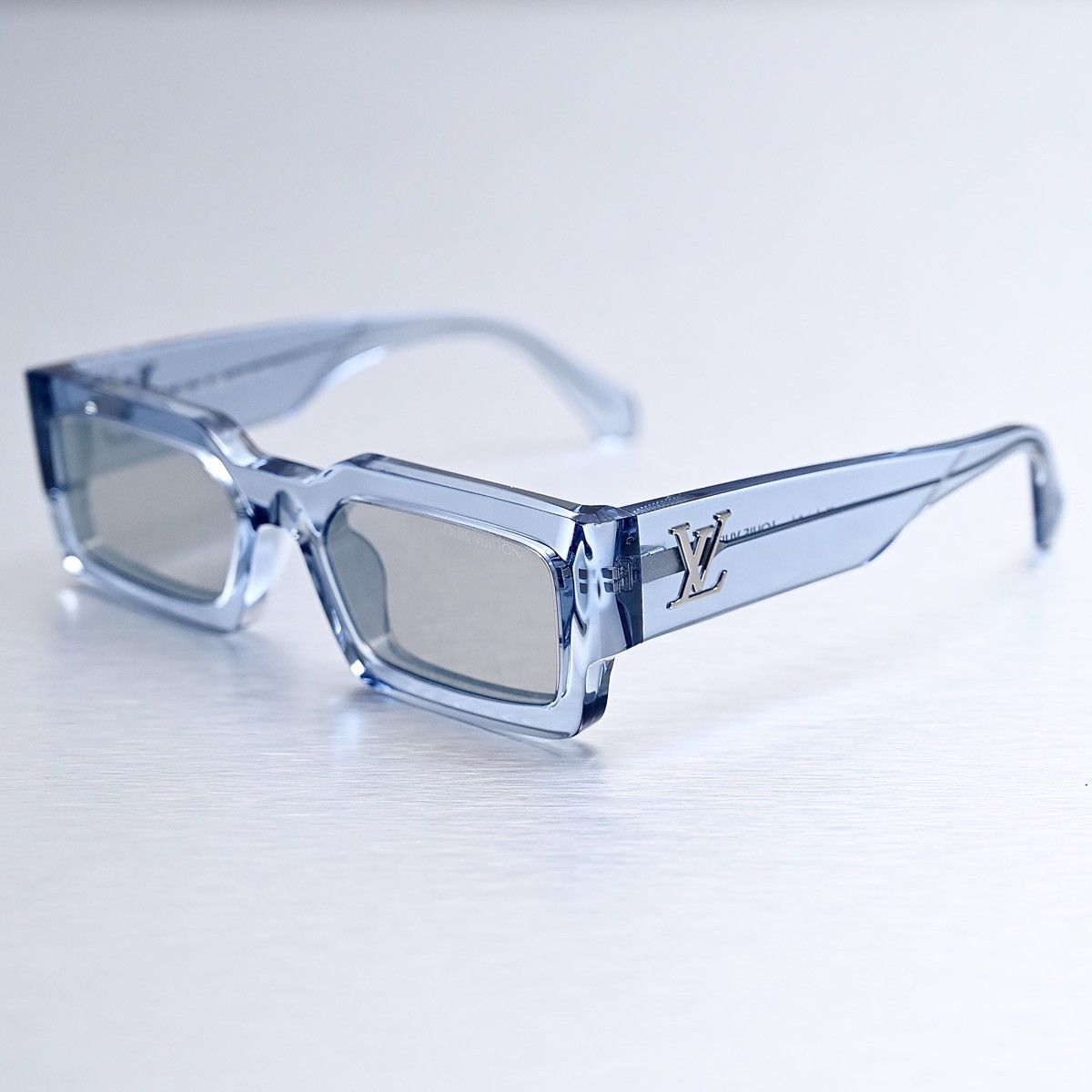 Louis Vuitton LOUIS VUITTON CRYSTAL BLUE SUNGLASSES Size ONE SIZE - 2 Thumbnail