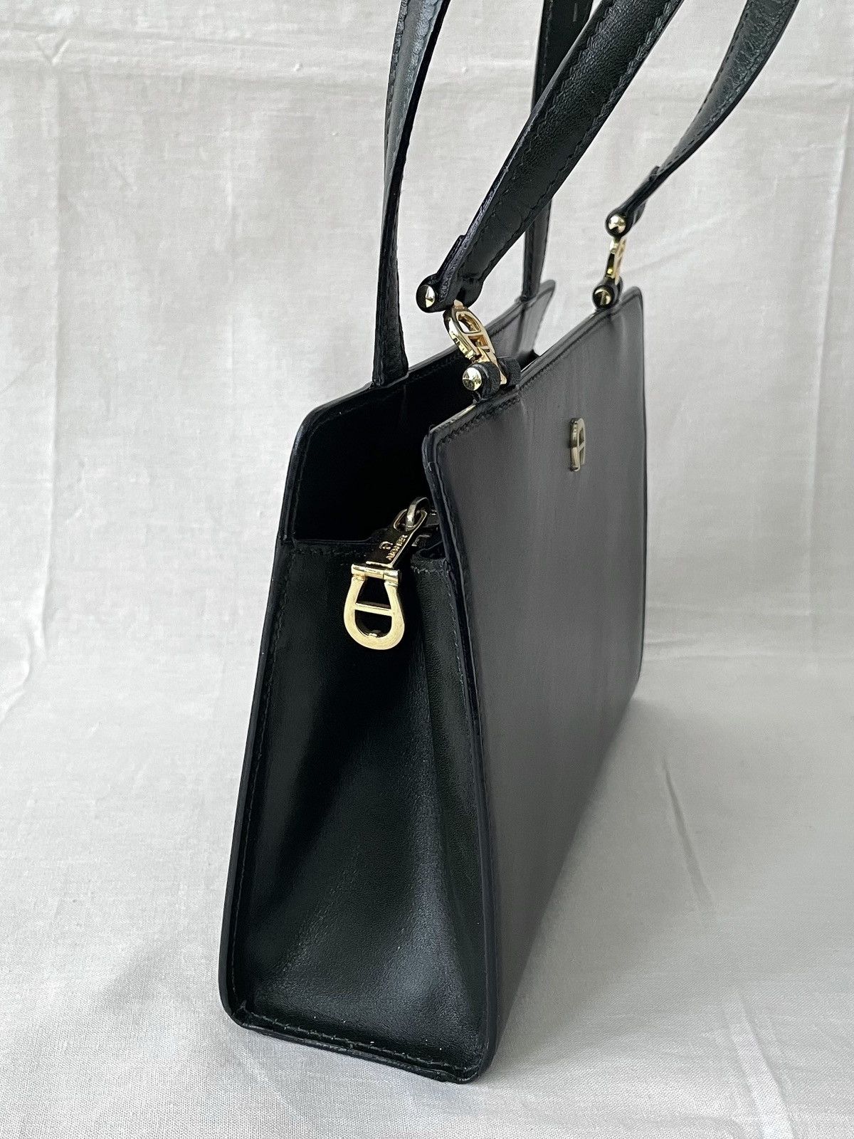 Etienne Aigner Vintage Aigner Black Leather Small Handbag Size ONE SIZE - 6 Thumbnail