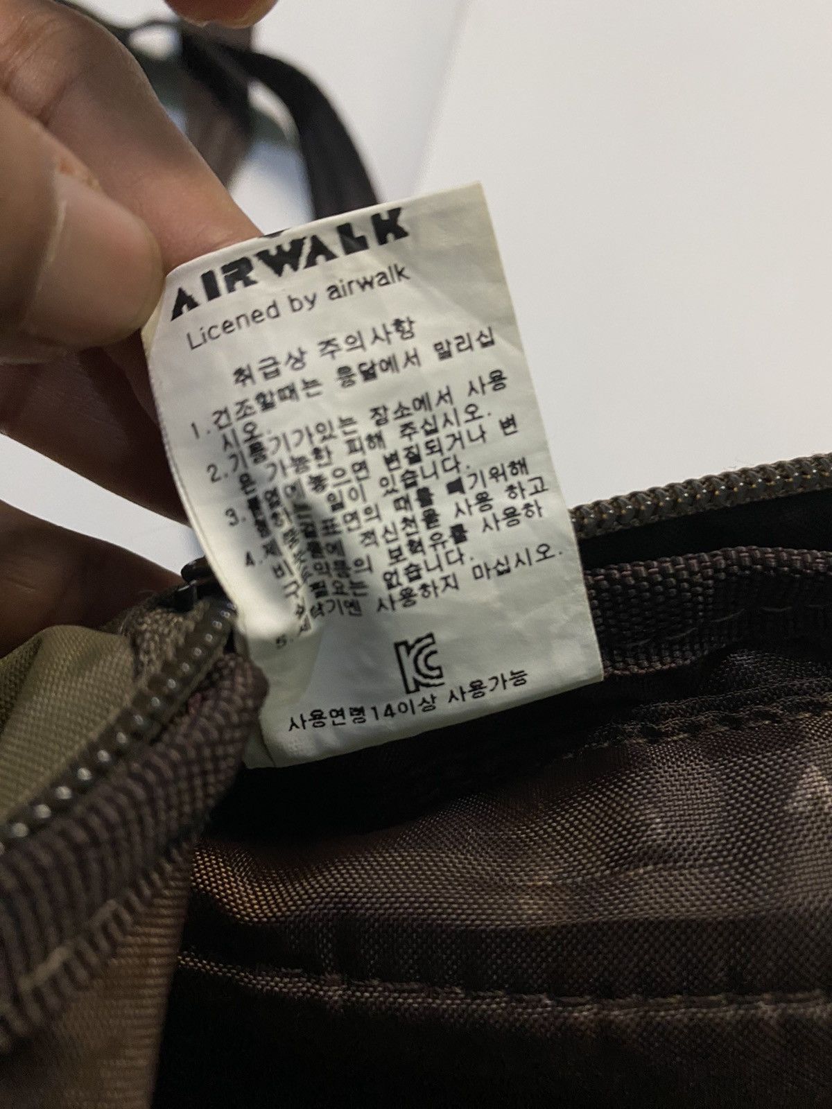 Airwalk × Vintage 🔥HOT ITEM🔥 AIRWALK sling bag excellent condition Size ONE SIZE - 13 Thumbnail