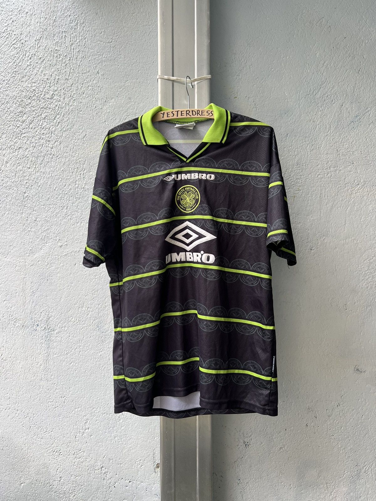 Umbro Vintage Celtic 1998 Away Shirt Size US L / EU 52-54 / 3 - 1 Thumbnail