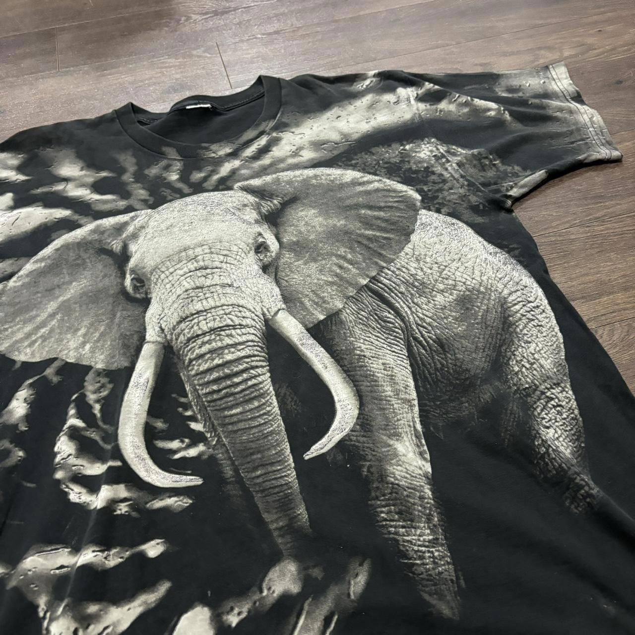 Designer vintage elephant all over print t shirt 90s/00s XL Size US XL / EU 56 / 4 - 1 Thumbnail