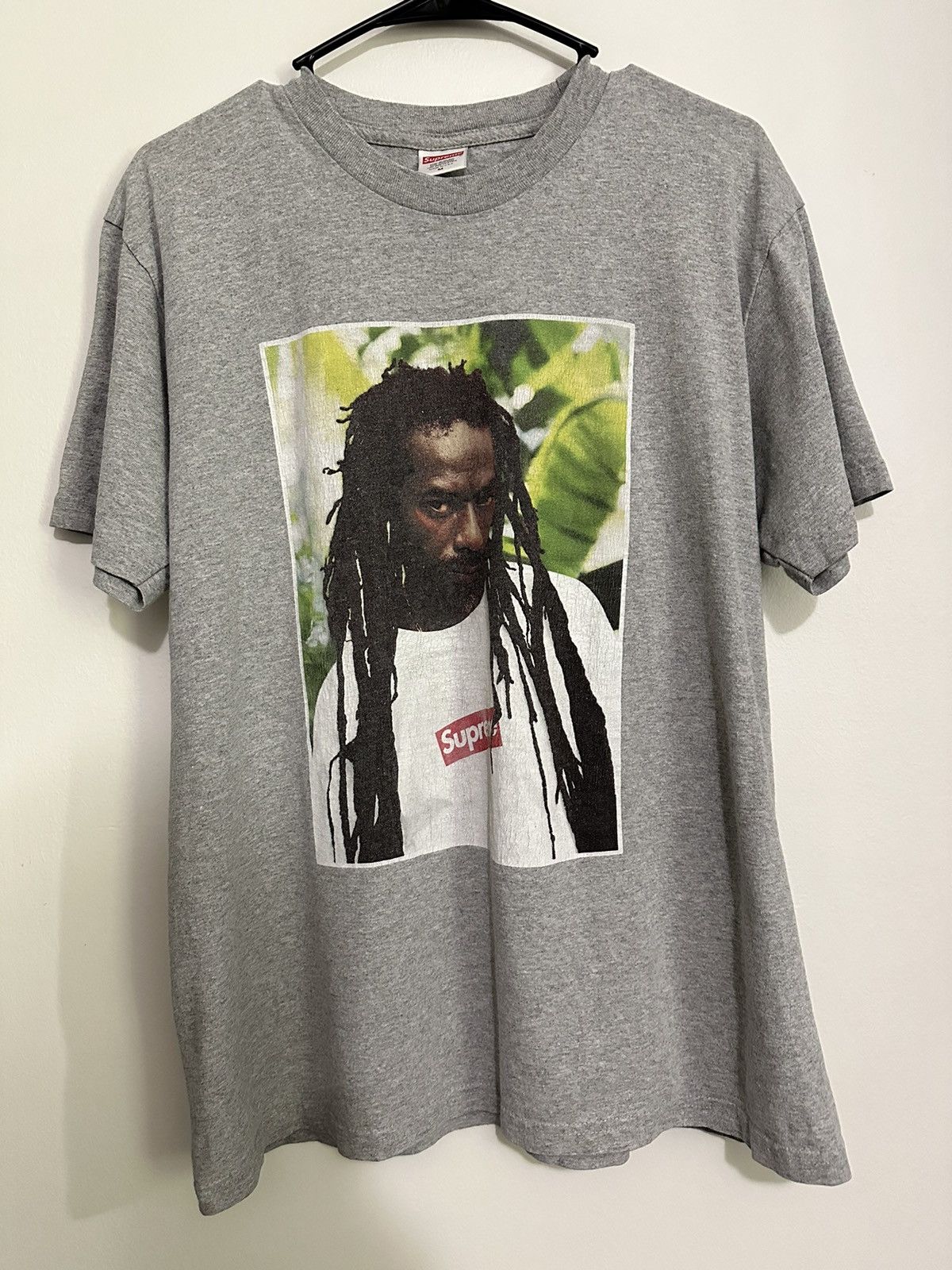 お買い得！ Tee M Supreme M) Buju Buju Banton Tee メンズ