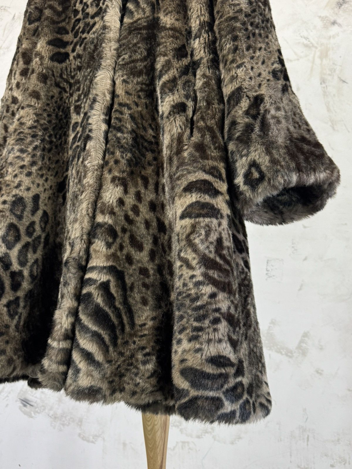 Bally Vintage Bally Boutique Leopard Faux Fur Coat Size M - L Size M / US 6-8 / IT 42-44 - 6 Thumbnail