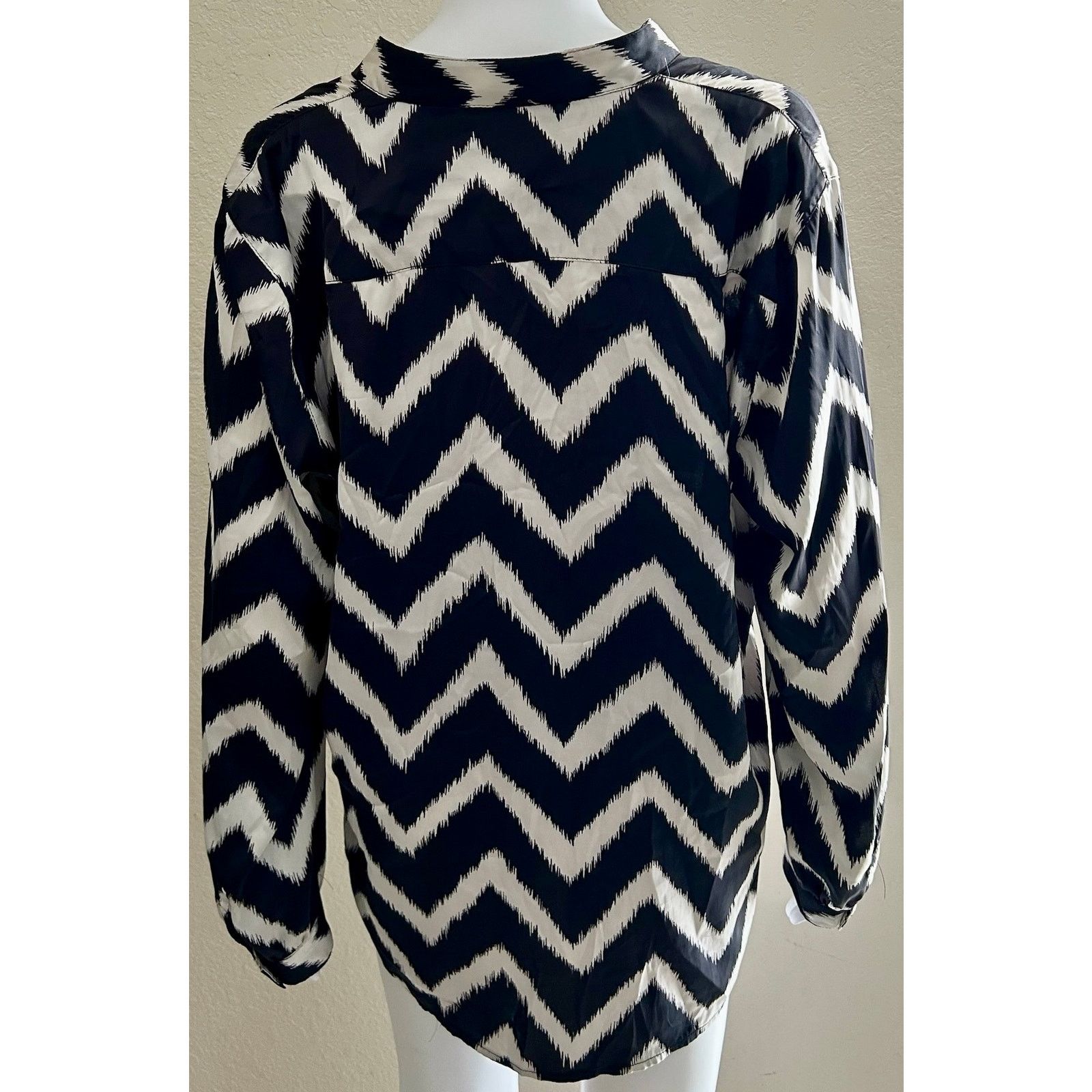 Chicos Chico's | Women's Flowy Chevron Print Long Sleeve Top | 2 Size XS / US 0-2 / IT 36-38 - 2 Thumbnail