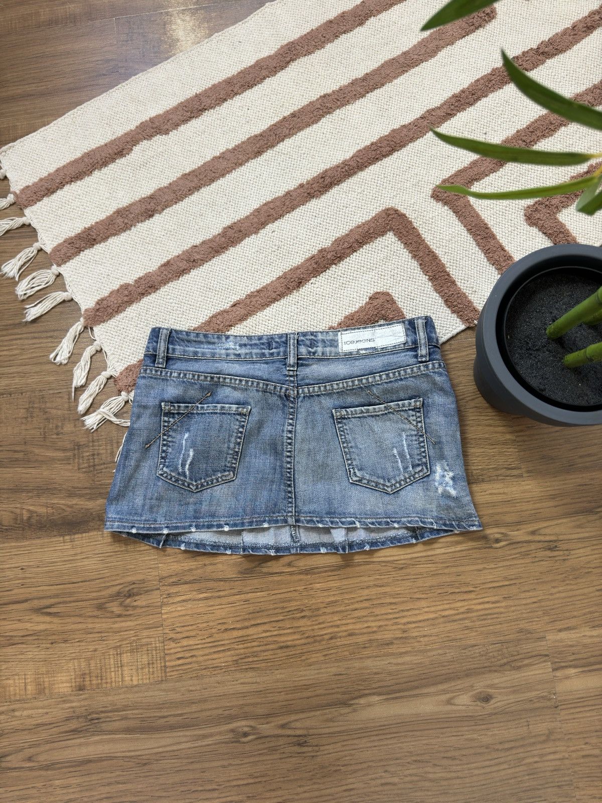 Iceberg VINTAGE ICEBERG PLEATED DEMIN MINI SKIRT Size 27" / US 4 / IT 40 - 6 Thumbnail