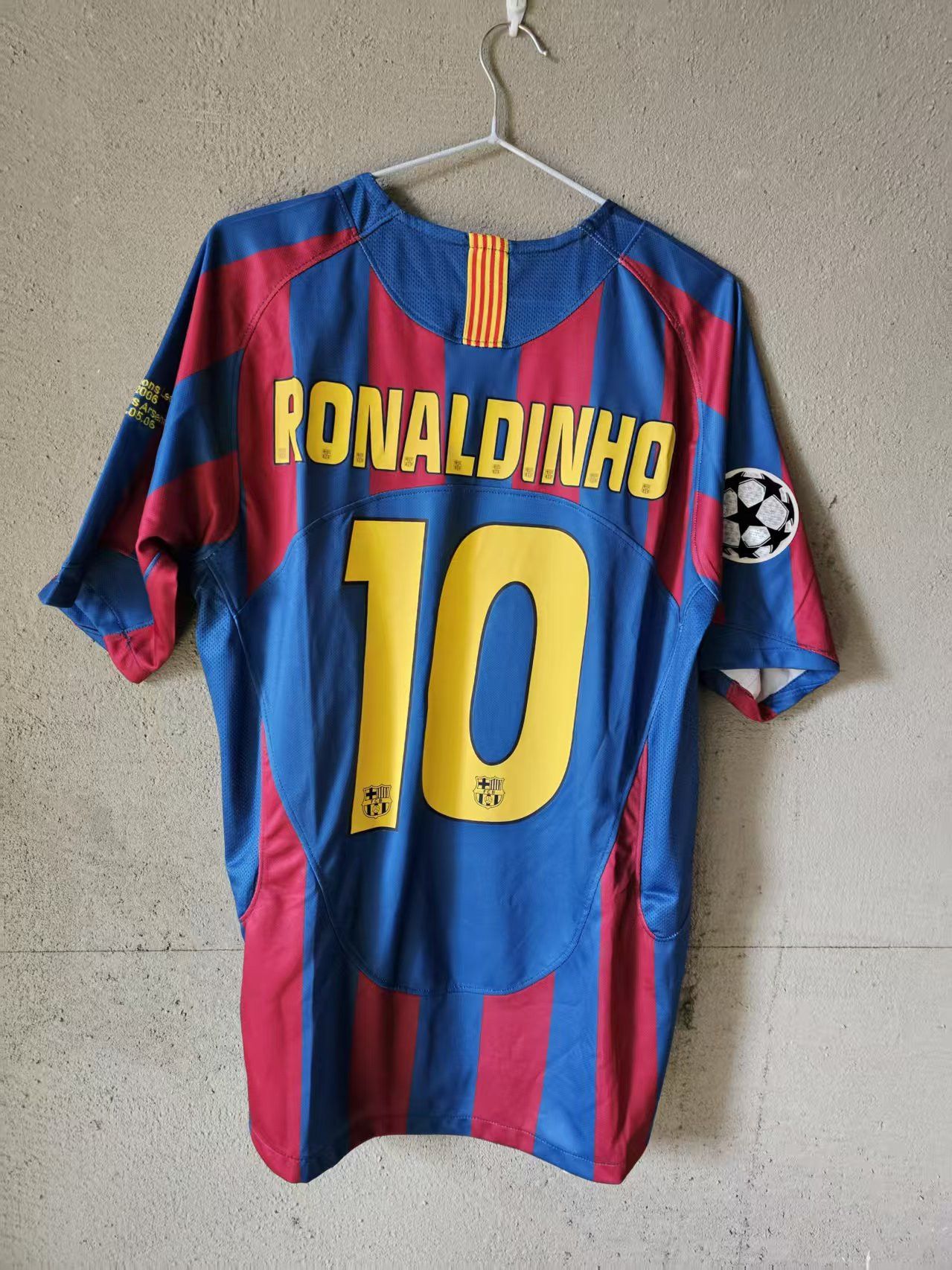Other 2005 2006 Barcelona #10 Ronaldinho Jersey Size US L / EU 52-54 / 3 - 1 Thumbnail