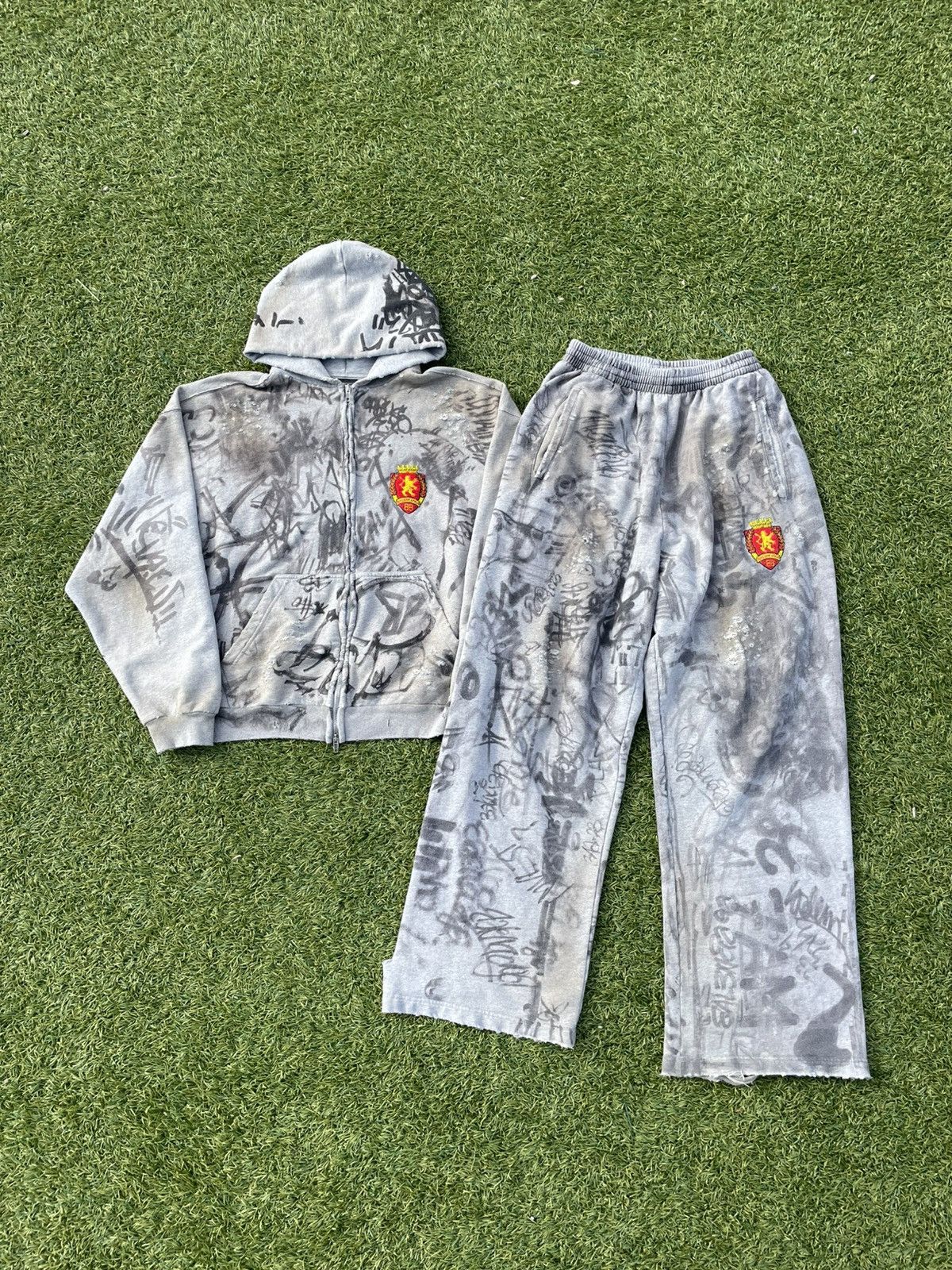 Balenciaga SS23 “Mudshow” - Balenciaga Grey Graffiti Skater Sweatpants Size US 30 / EU 46 - 1 Thumbnail