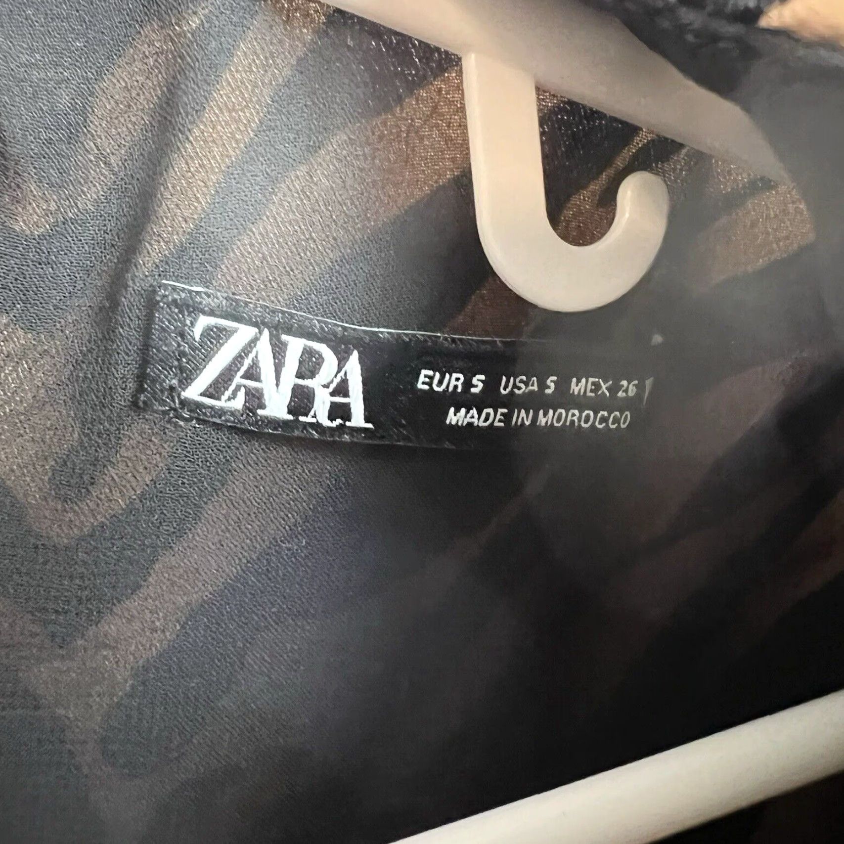 Zara Zara Cropped Blouse Womens Satin Animal Print Black Small Long Sleeve Round Neck Shirt, VINTAGE? (note: cannot add extra text) Size S / US 4 / IT 40 - 5 Thumbnail