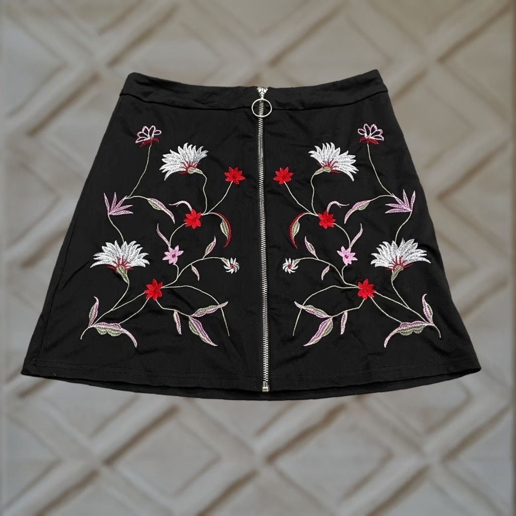 Shein Shein Skirt Womens Medium Black Floral Embroidered Short Mini Full Zip 28x16.5 Size 32" / US 10 / IT 46 - 1 Thumbnail