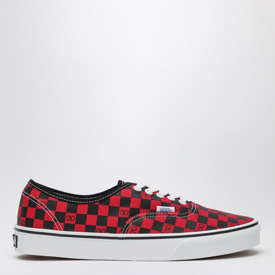 o1d2blof1025 Low-Top Sneakers in Red/Black