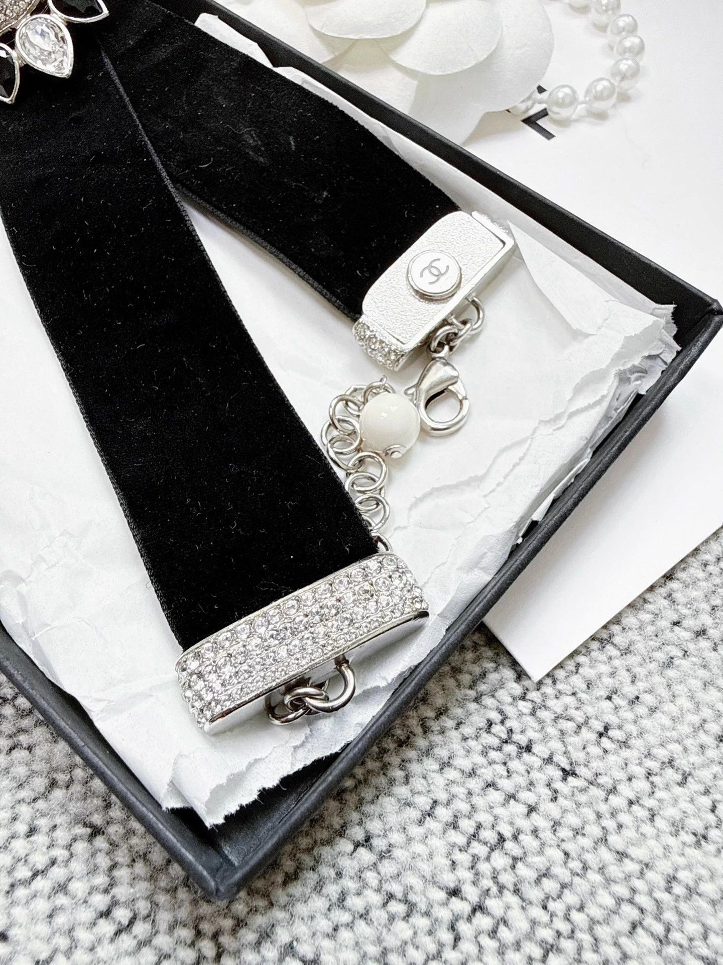 Chanel Chanel 22C Vlt B&W Crystal Sunflower Enamel Necklace 99 New Size ONE SIZE - 4 Thumbnail