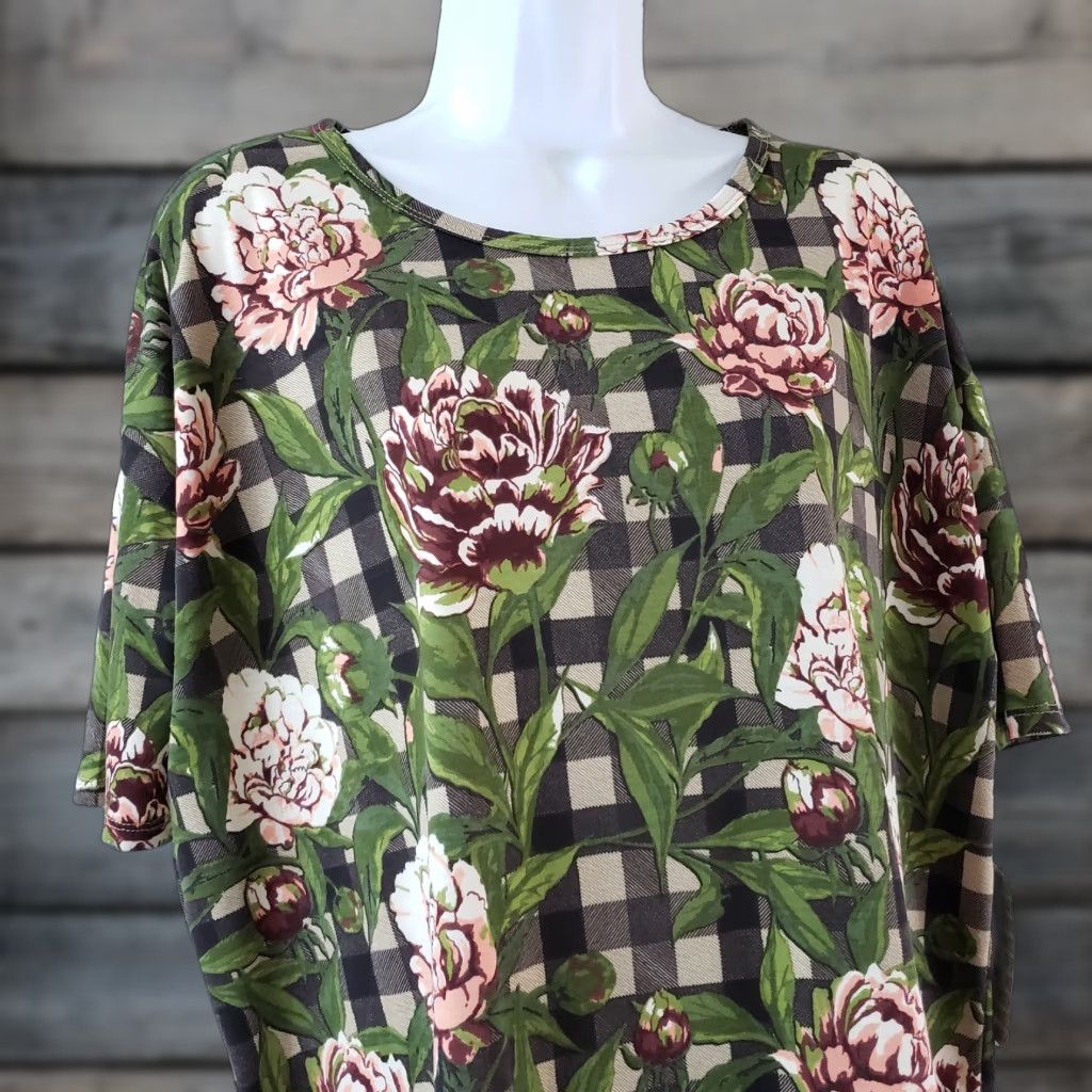 Vintage VINTAGE LuLaRoe Womens Irma top Sz XS Pink Green Floral Checkered Short Sleeve Size XS / US 0-2 / IT 36-38 - 1 Thumbnail