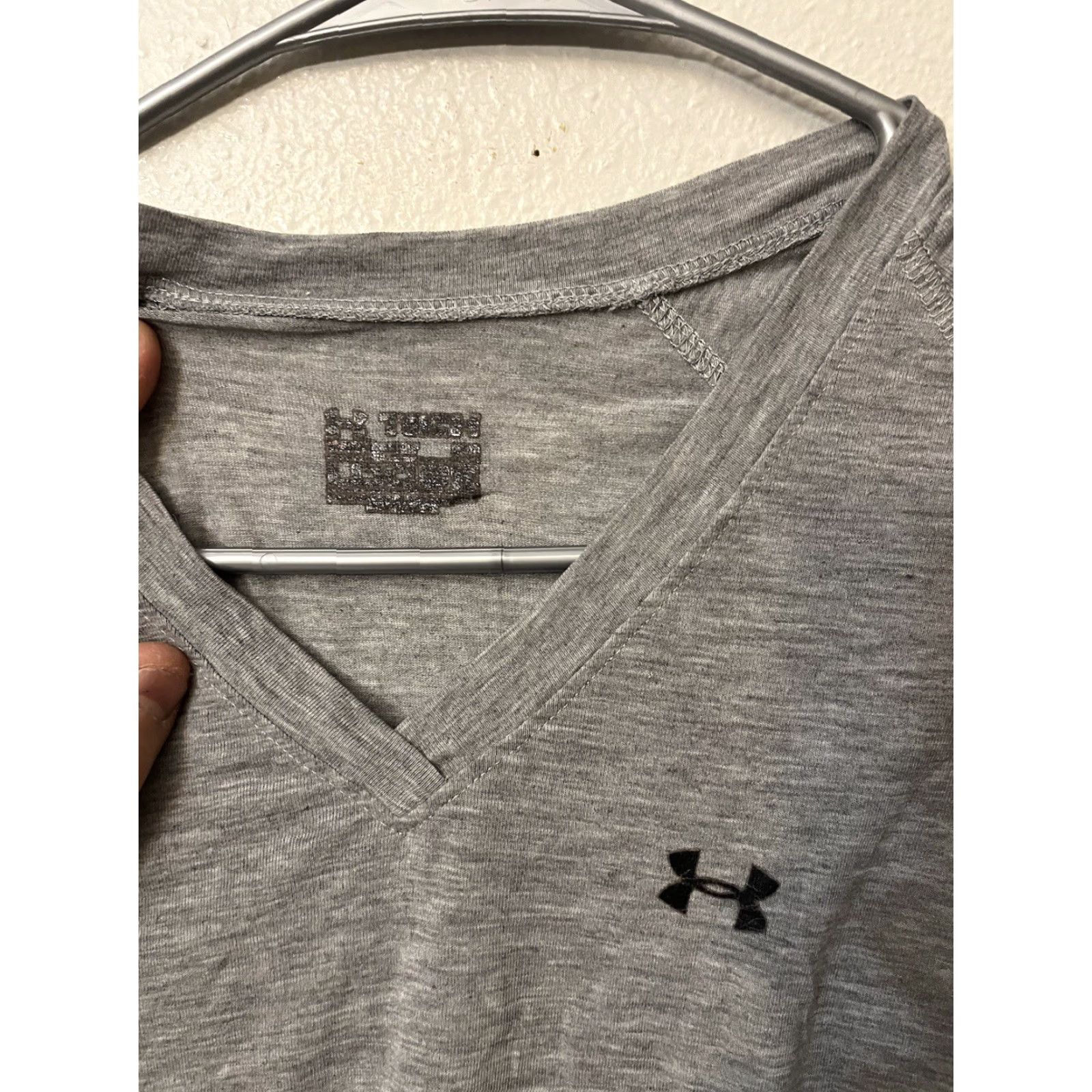 Under Armour Under Armour T-Shirt Gray Shirt Women Small V-Neck Short Sleeve Activewear Moisture Wicking Stretch Casual Athletic Womens Slim Fit S Size 28" / US 6 / IT 42 - 2 Thumbnail