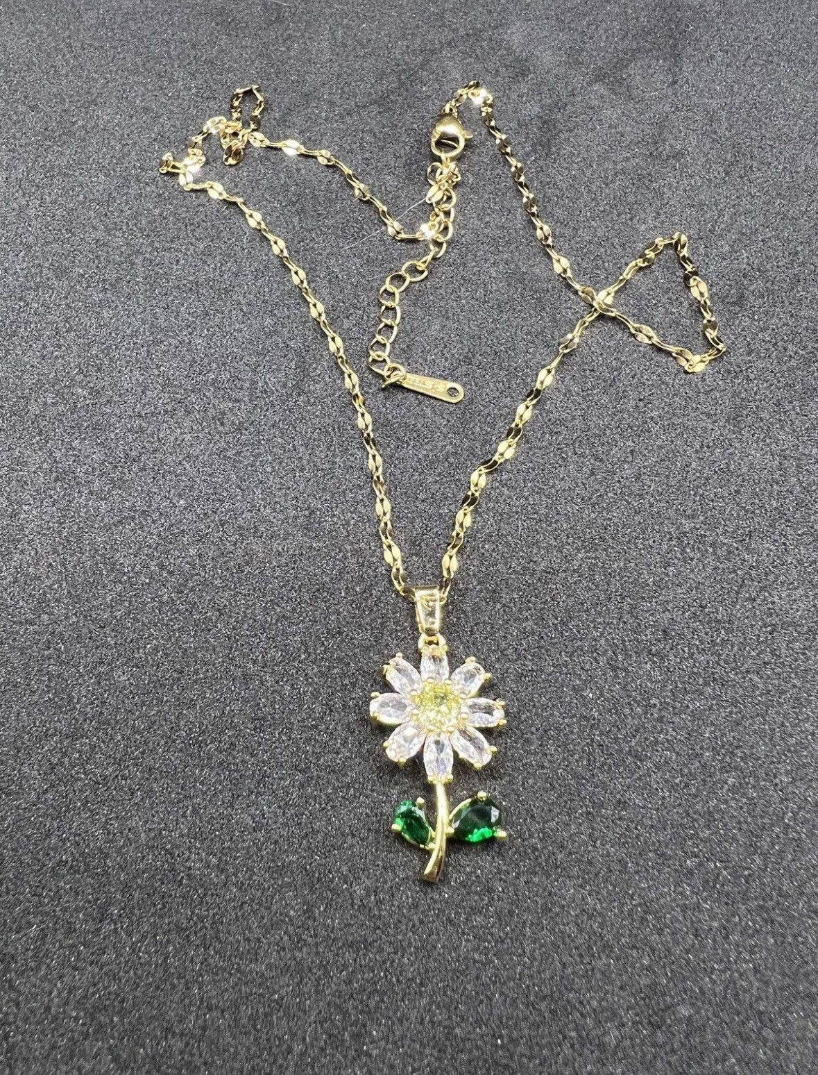 Jewelry Green Crystal Sunflower Flower Pendant Necklace Size ONE SIZE - 4 Thumbnail
