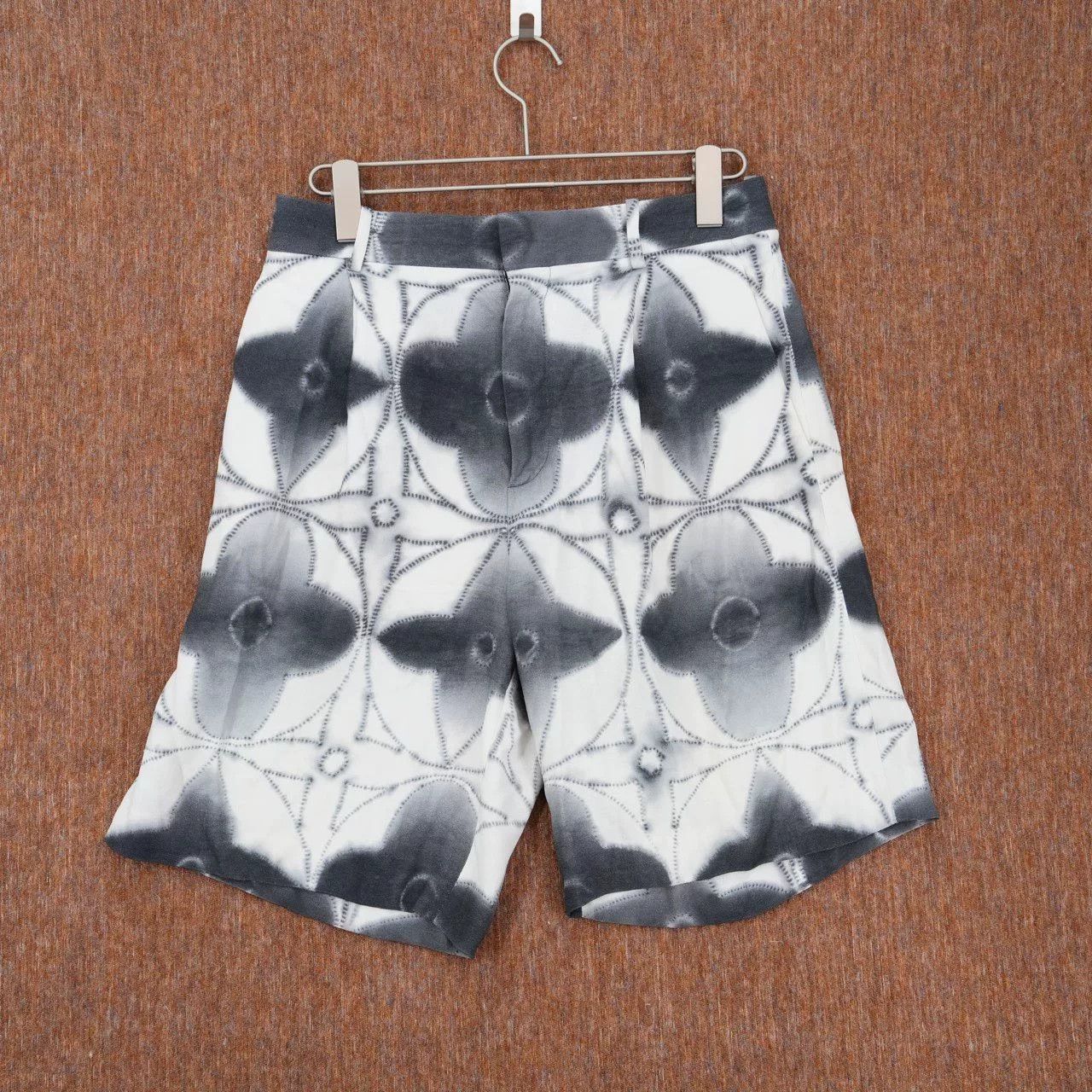 Louis Vuitton Louis Vuitton SS23 Tie-Dye Casual Shorts Size US 27 - 1 Thumbnail
