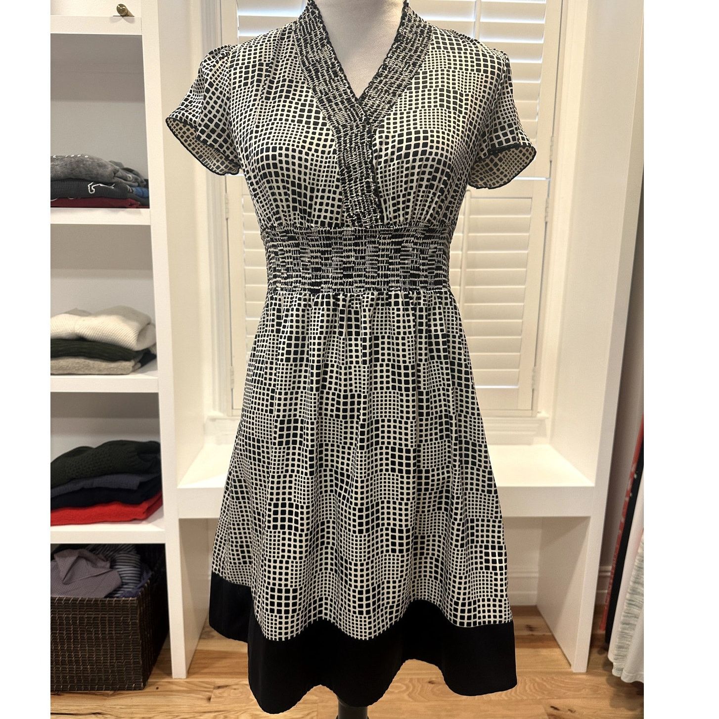 Banana Republic Banana Republic Black White Short Sleeve V Neck Midi Dress 0 Size XS / US 0-2 / IT 36-38 - 1 Thumbnail