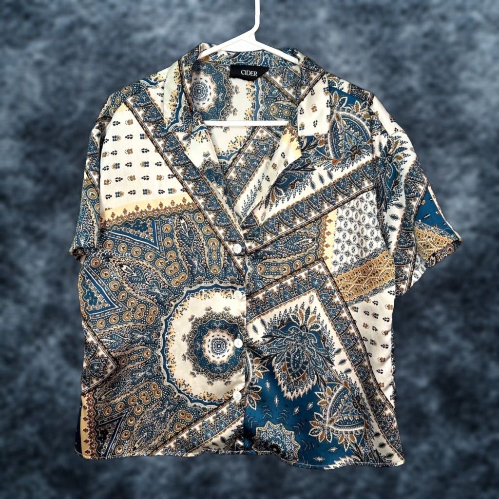 Cider Cider Shirt Womens Medium Paisley Print Short-Sleeve Button-Up Blue Satin Polyester Down Collar Casual 90s? (adjust as per allowed: no extra) Size M / US 6-8 / IT 42-44 - 1 Thumbnail