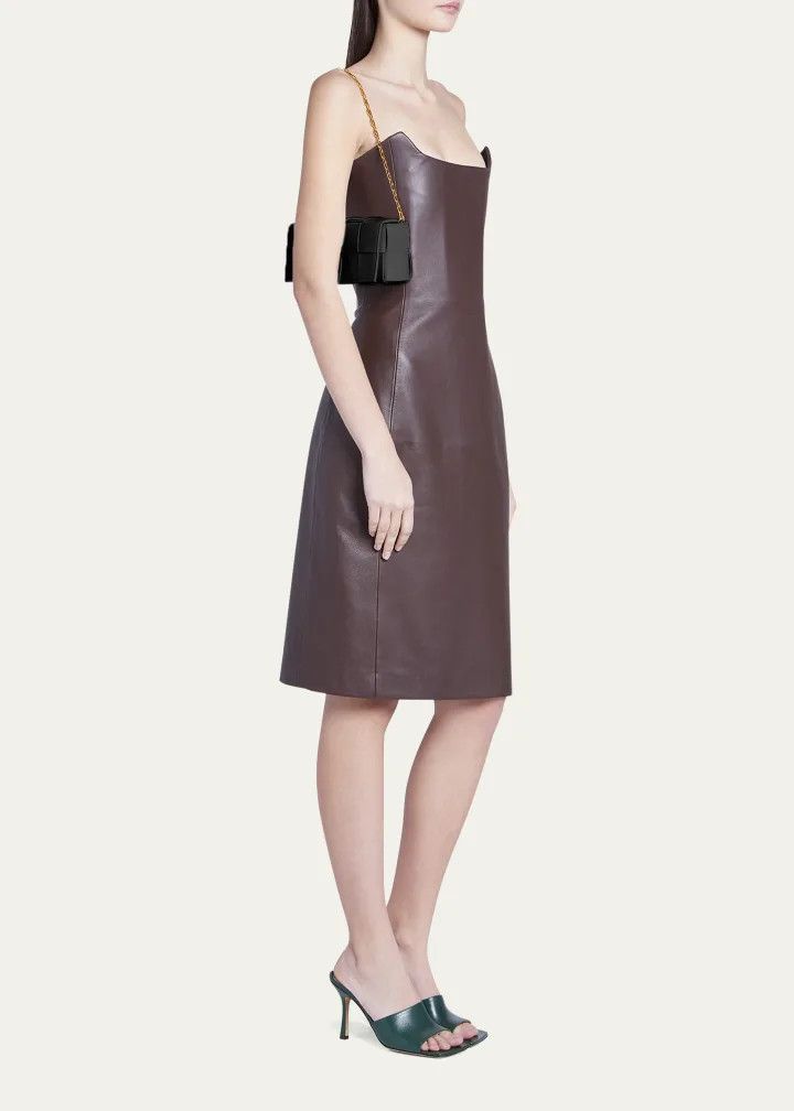 o1loc1c0824 Size: OS / Chain On Pouch in Black