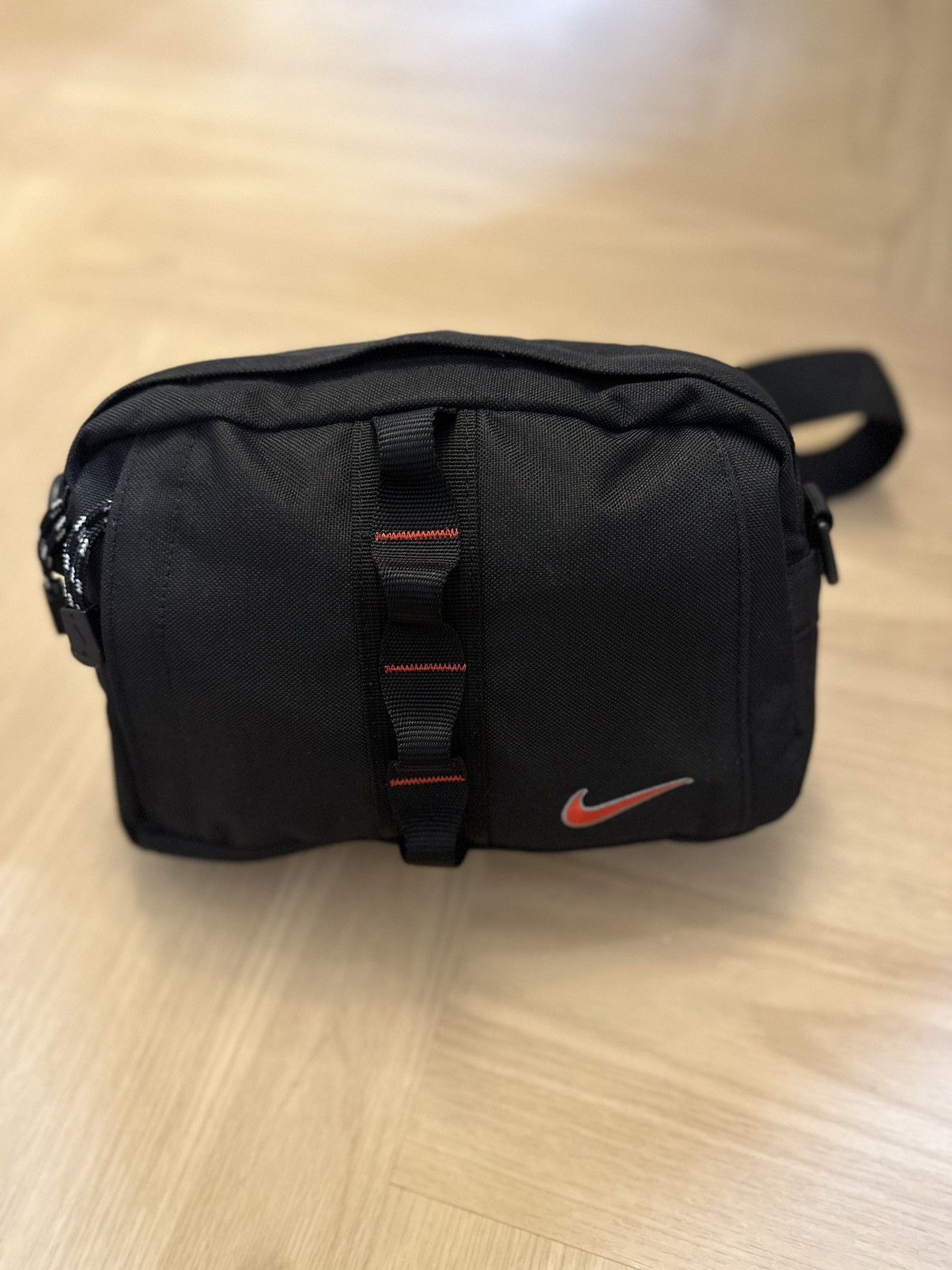 Nike × Vintage Vintage Y2K Nike Crossbody Size ONE SIZE - 1 Thumbnail