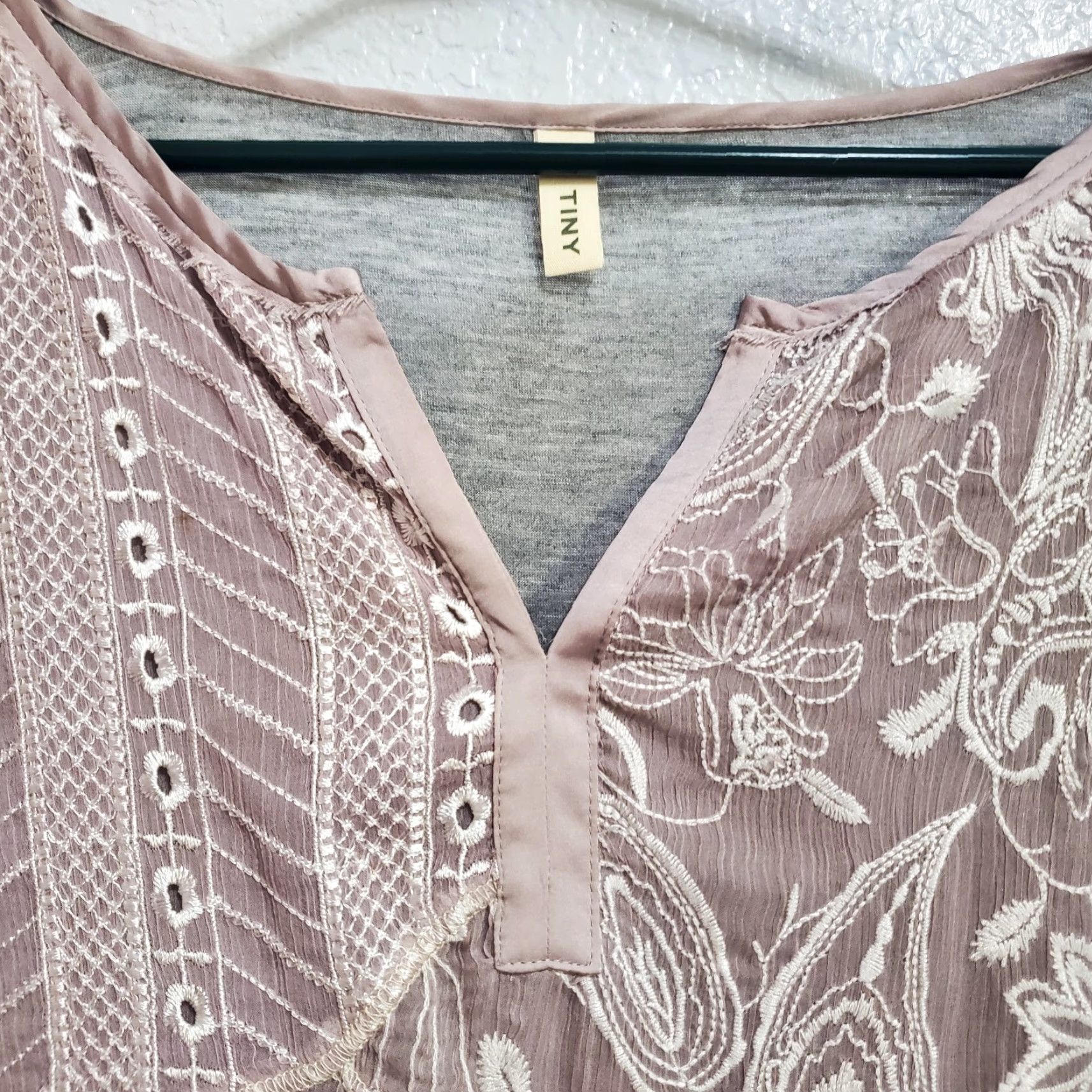 Anthropologie VINTAGE Tiny Anthropologie Top Women XS Gray Taupe Embroidered Sequin Dolman Sleeve Boho Tee Blouse Size XS / US 0-2 / IT 36-38 - 5 Thumbnail
