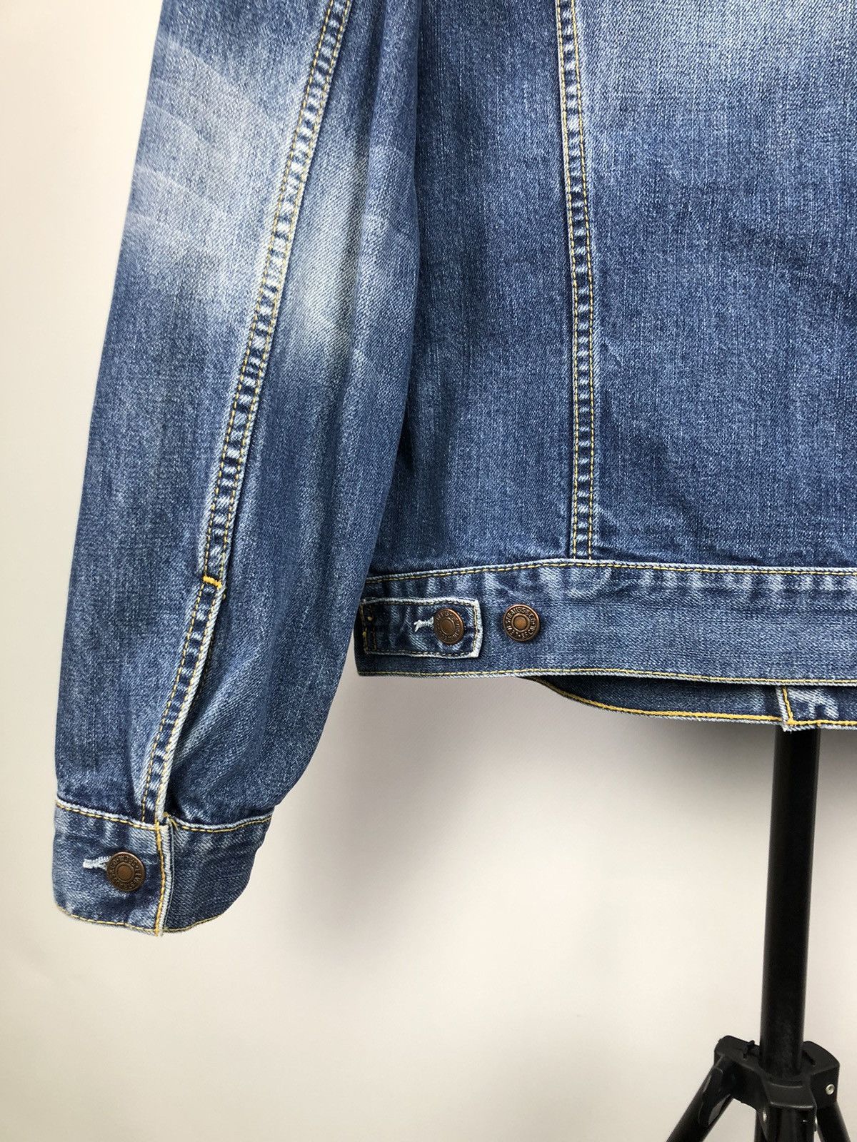 Jean × Levi's × Levi's Vintage Clothing Vintage 90's Distressed Levi's Trucker Denim Jacket Rare Size US L / EU 52-54 / 3 - 12 Thumbnail