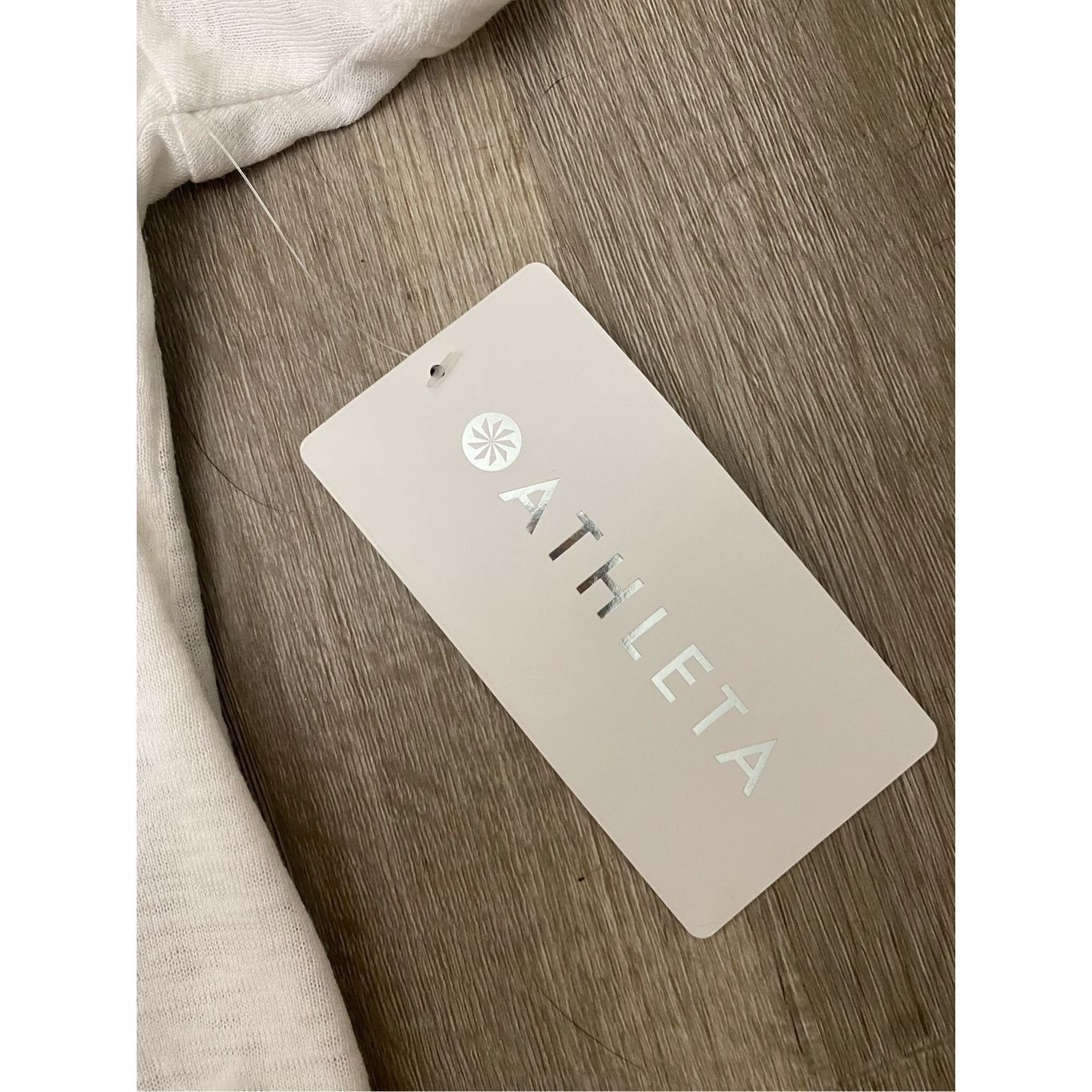 Athleta Athleta NWT BREEZY SCOOP V TEE in Bright White, Size Medium, Size M / US 6-8 / IT 42-44 - 4 Thumbnail