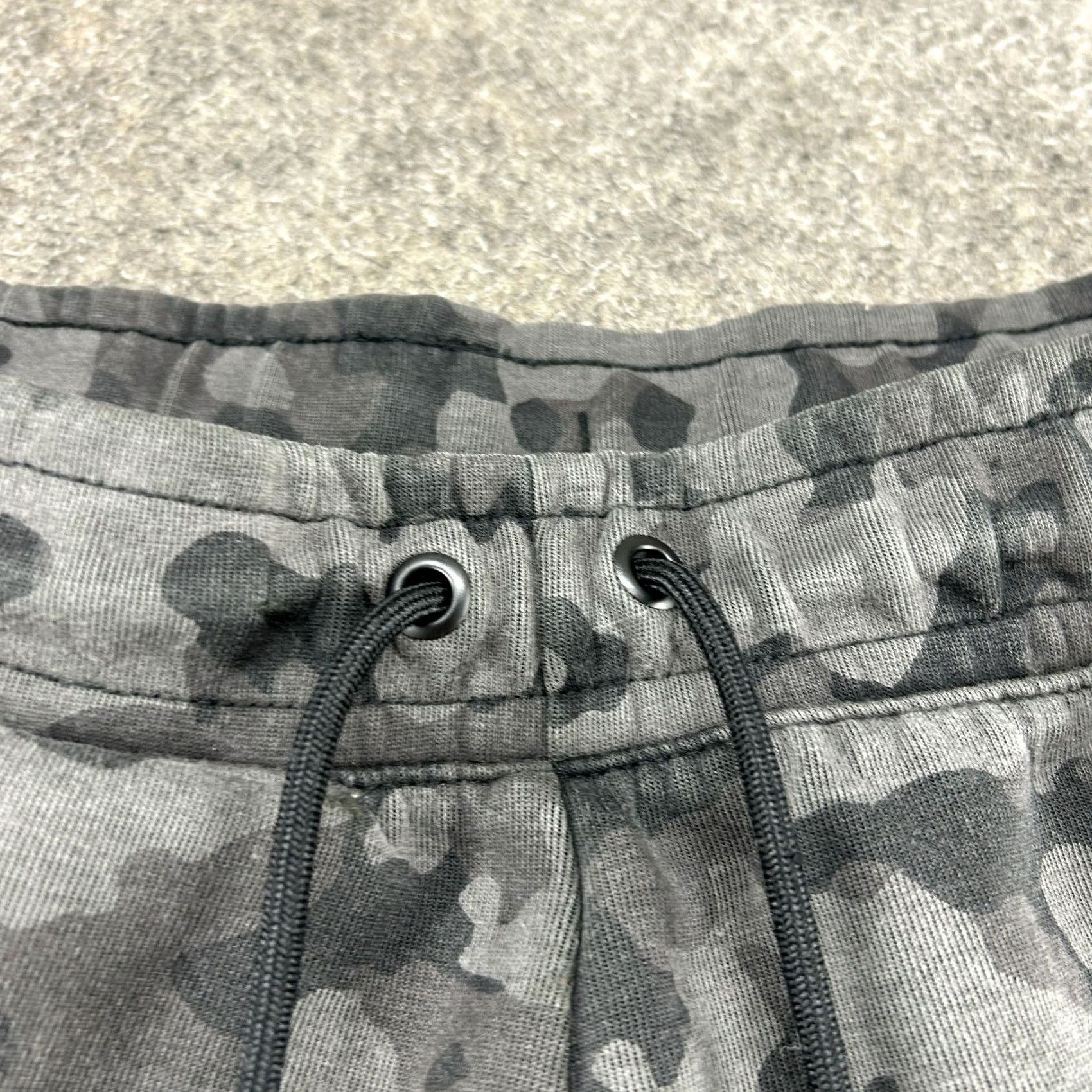 Nike Nike Tech Fleece Pants Mens M Grey Black Camo Jogger Sweat Drawstring Elastic Waist Tapered Inseam 27in Size US 31 - 7 Thumbnail