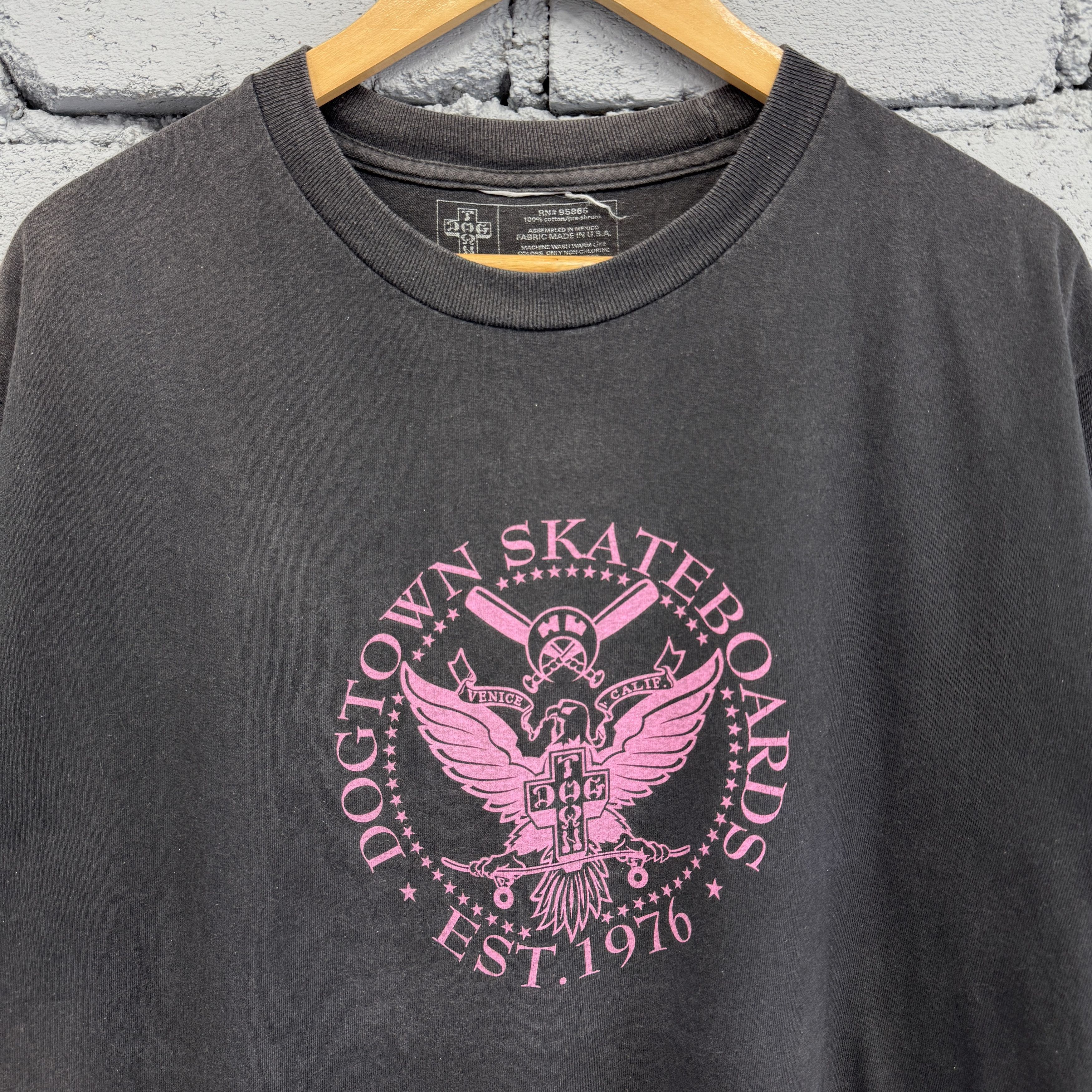 Vintage Rare Dogtown Skateboards 'Wings 70s' Tshirt Size US L / EU 52-54 / 3 - 3 Thumbnail