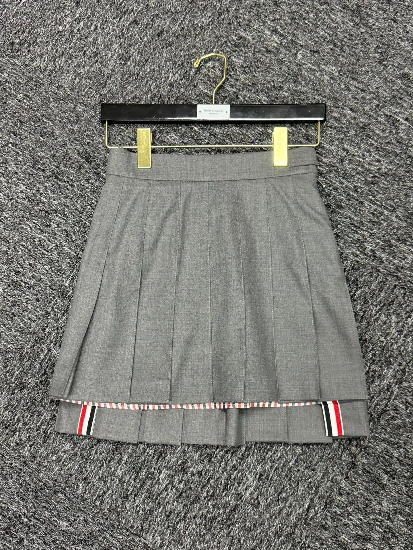 Thom Browne Thom Browne Women's Classic Mid-Gray Pleated Skirt Size 25" / US 0 / IT 36 - 3 Thumbnail