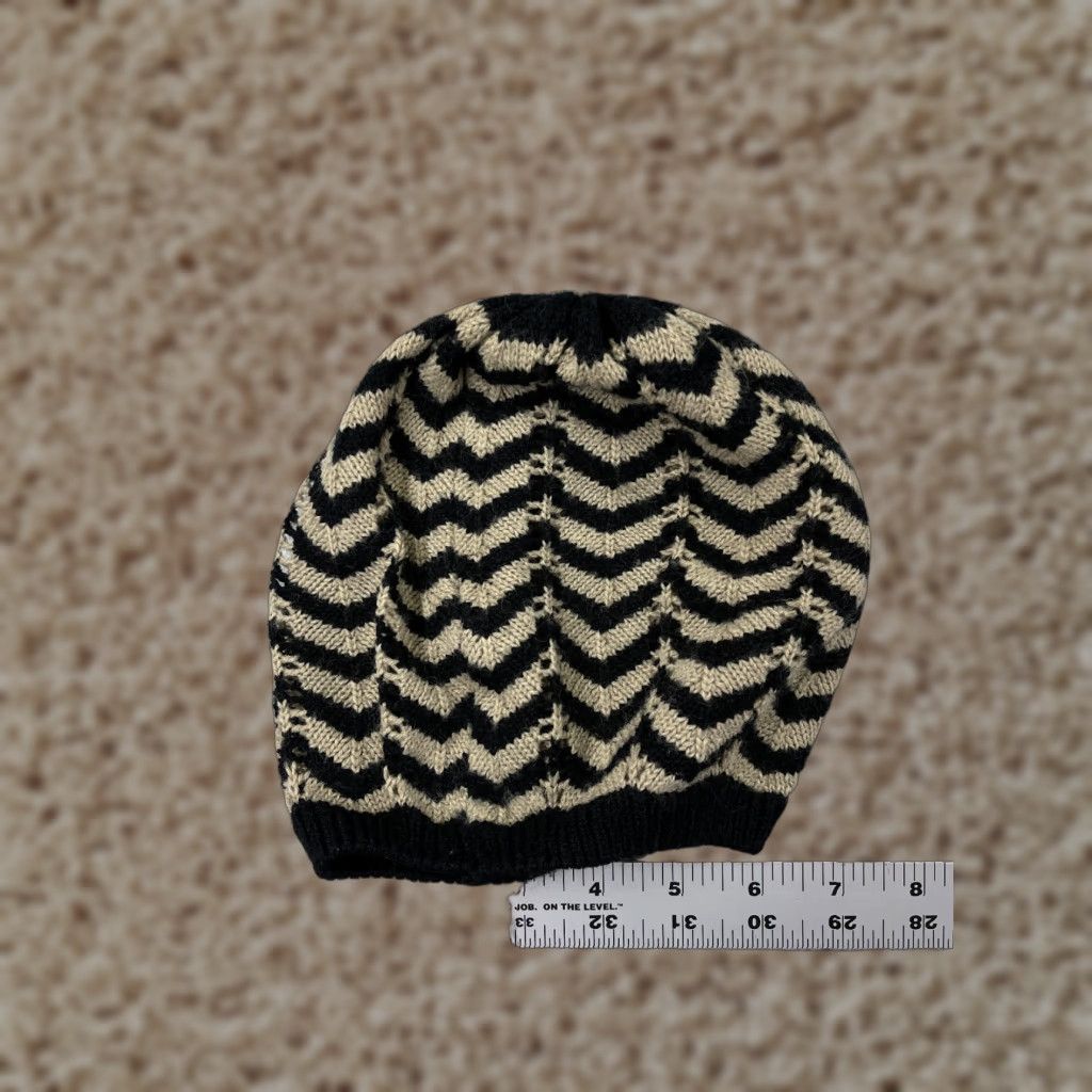 Vintage VINTAGE Beanie/Toque Hat Women's One Size Gray Black Zig Zag Knit 100% Acrylic Beanie Womens Adult One Size Black Ski Theme Mens? Size ONE SIZE - 1 Thumbnail