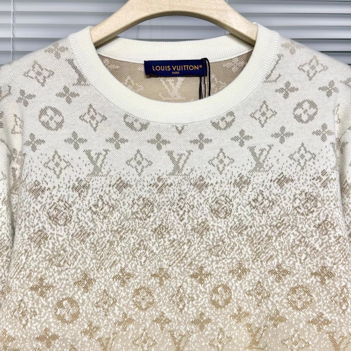 Louis Vuitton LV SS26 Gradient Jacquard Logo Sweater M Khaki Size US M / EU 48-50 / 2 - 3 Thumbnail