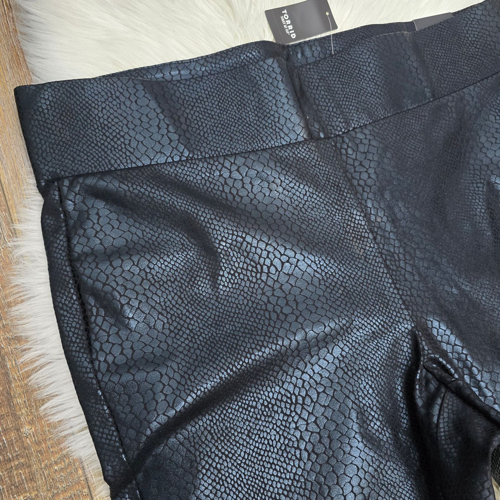 Torrid NWT Torrid Snake Print Pants Plus 3 3X Pull on High-Rise Size 42" / US 20 - 5 Thumbnail