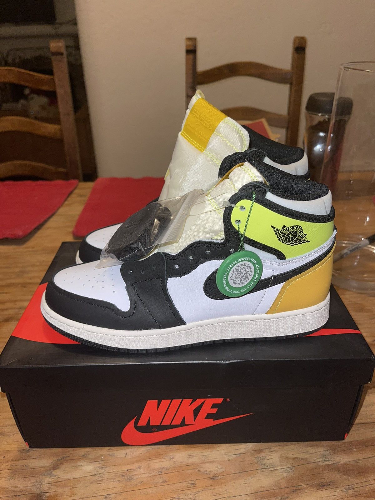 Jordan Brand Jordan 1 Volt Size 6Y Size US 7.5 / IT 37.5 - 3 Thumbnail