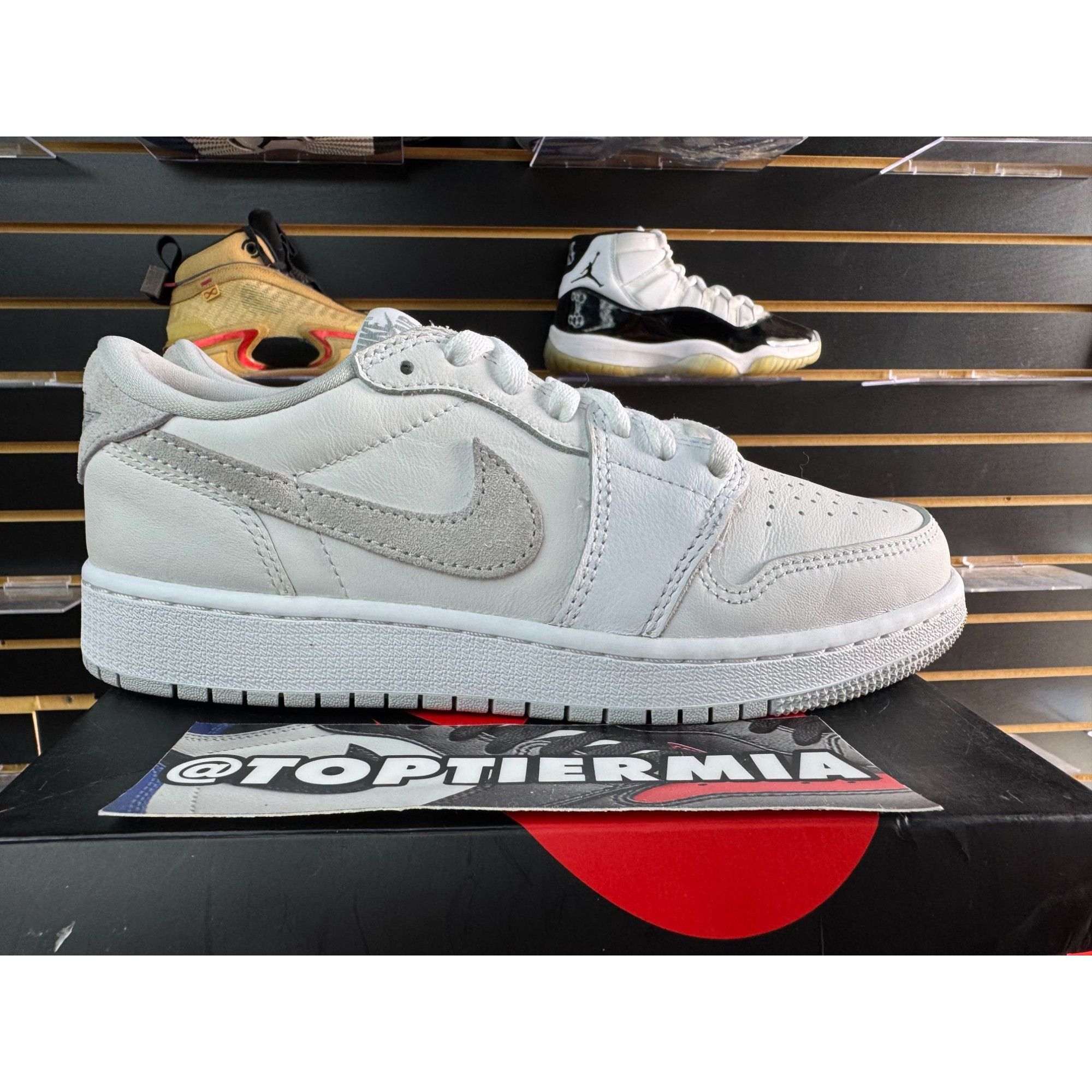 AIR JORDAN 1 LOW OG NEUTRAL GREY (GS) SZ 5Y