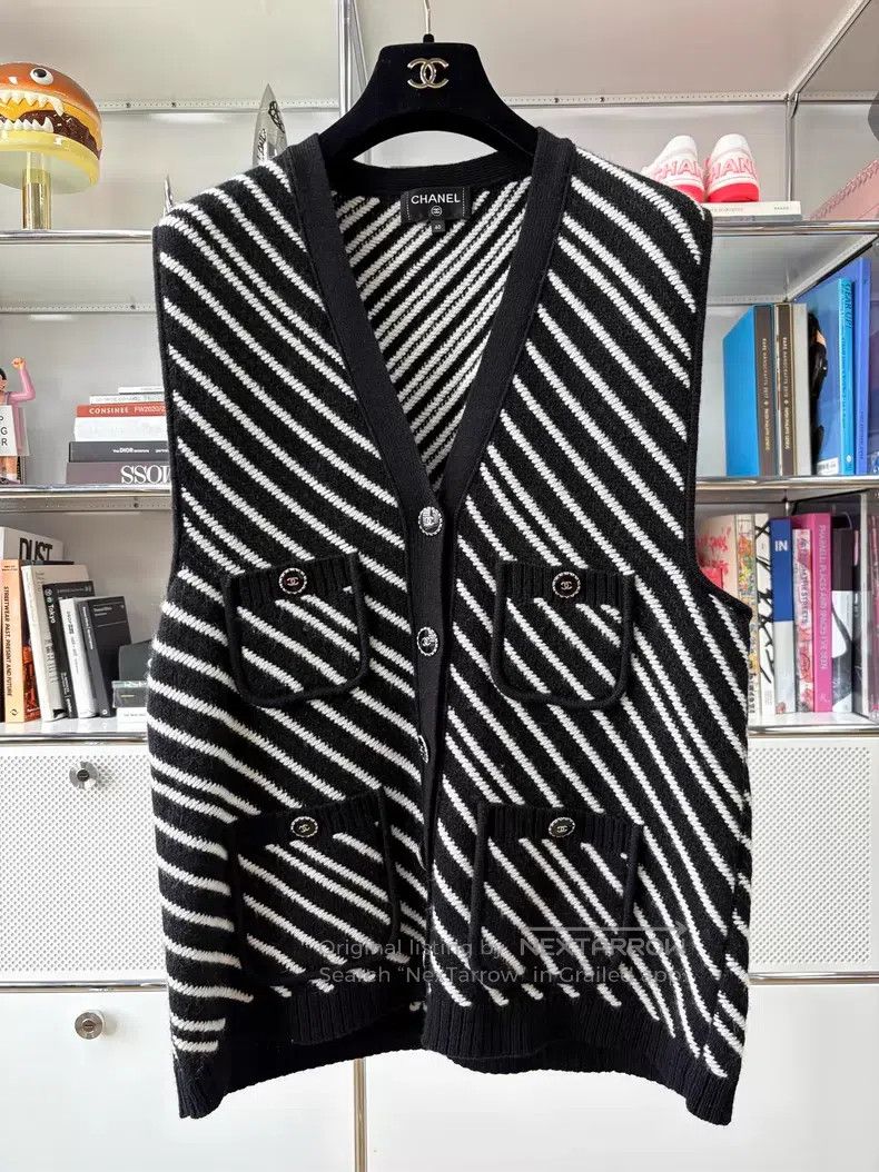 Chanel Chanel 21B black and white V-neck twill four-pocket vest Size S / US 4 / IT 40 - 1 Thumbnail