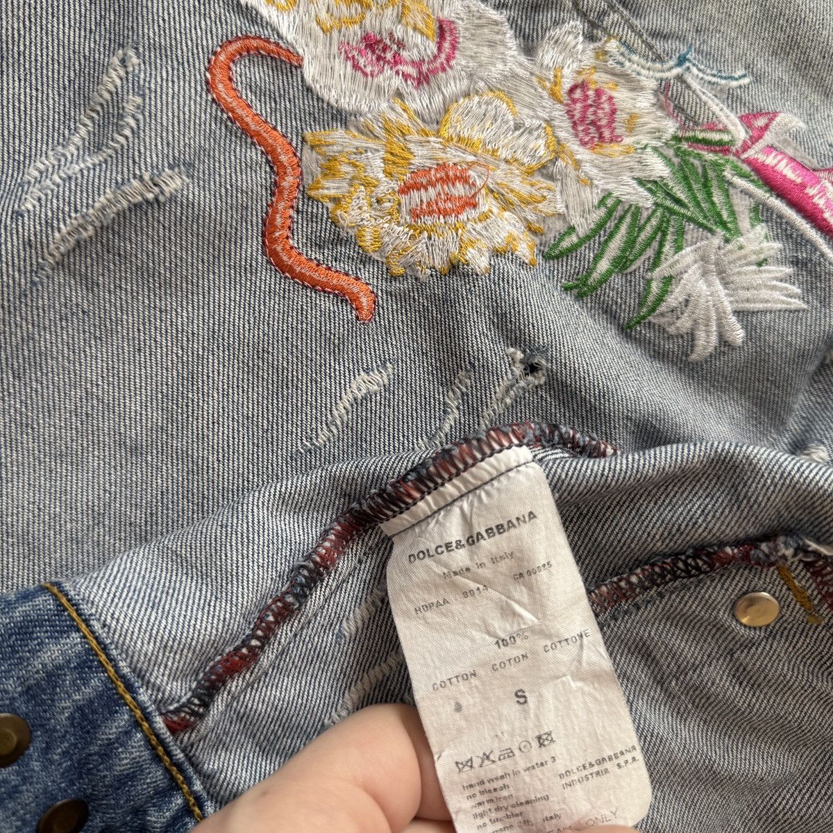 Dolce & Gabbana D&G Dolce & Gabbana Vintage Embroidered Floral Denim Jacket Size S / US 4 / IT 40 - 14 Thumbnail