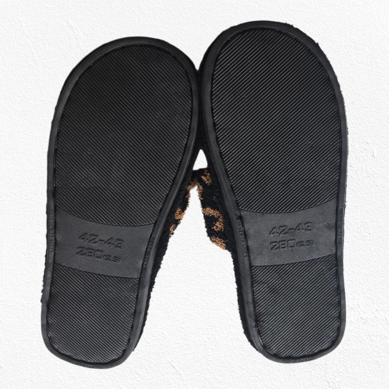 Other Black Leopard Print Cozy Fuzzy Slippers M/L Plush Crossband Size US 9 / IT 39 - 8 Thumbnail