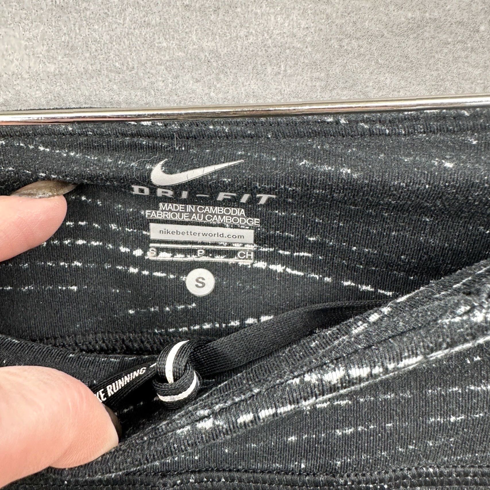 Nike Nike Womens Pants S Cropped Training Straight Capri Black Polyester Blend Spandex Dri-FIT Athleisure Cropped Nike Dri-FIT Womens Pants 2020s Size 28" / US 6 / IT 42 - 5 Thumbnail