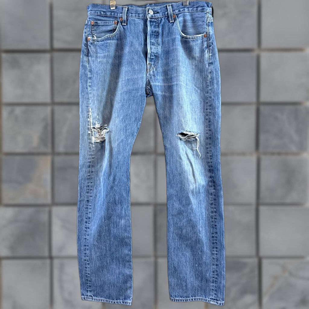 Levi's VINTAGE Levi's 501 Jeans Mens 34x32 Blue Distressed Button Fly Denim Pants Classic Straight Regular 34 Blue Mens Size US 34 / EU 50 - 1 Thumbnail