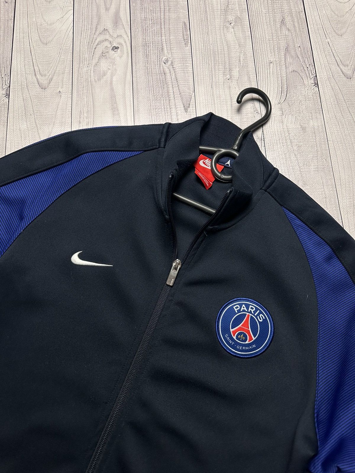 Vintage Vintage Nike Paris PSG soccer jacket size M logo Size US M / EU 48-50 / 2 - 3 Thumbnail