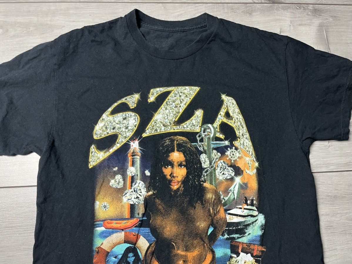 Rap Tees 🇺🇸 SZA SOS Tour Top Dawg Rap Y2K T-Shirt Rare Retro Hype Size US L / EU 52-54 / 3 - 3 Thumbnail