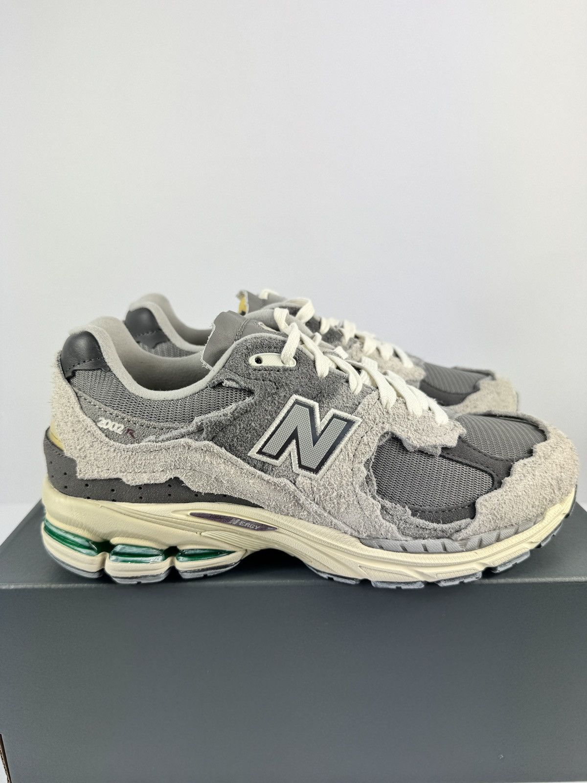 New Balance NEW BALANCE 2002R SNEAKERS Size US 8 / EU 41 - 1 Thumbnail
