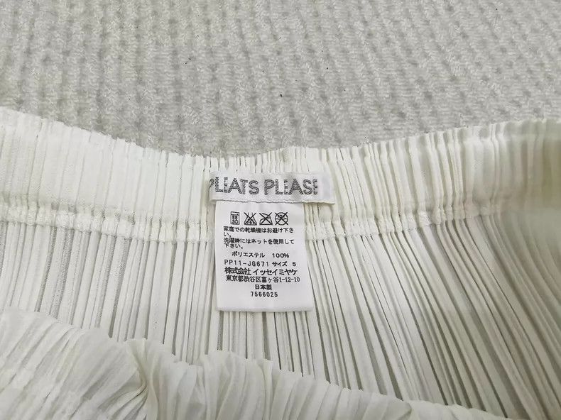 Issey Miyake Issey Miyake size:5 A cute vintage white, irregular-shaped Size 22" - 2 Thumbnail