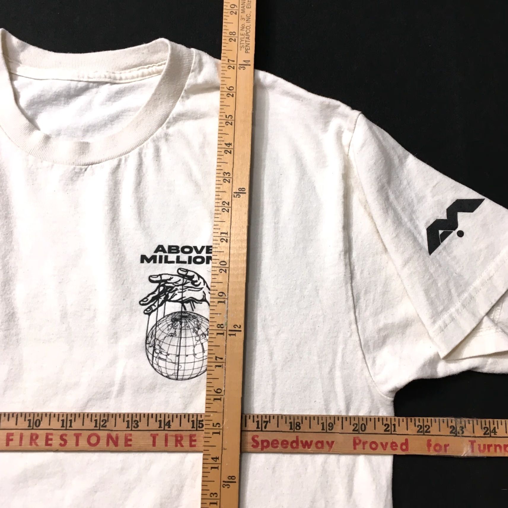 Vintage VINTAGE The World is Yours T shirt tee globe above millions White 100% Cotton softeez Graphic Tee Unisex Adults L Mens Size US L / EU 52-54 / 3 - 5 Thumbnail