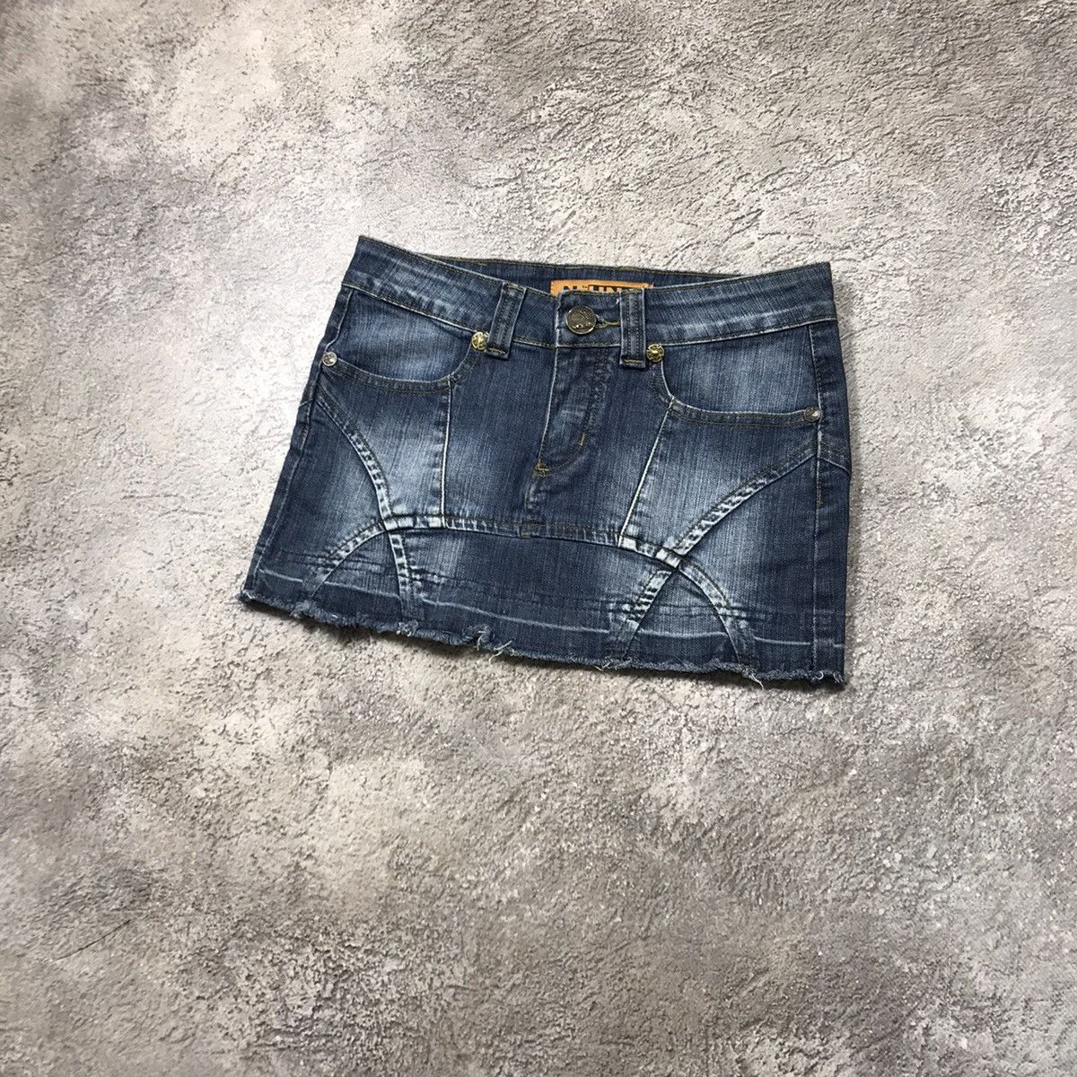 Vintage Vintage Y2K Distressed Mini Skirt Skate Streetwear Boxy 28 Size 28" / US 6 / IT 42 - 2 Thumbnail