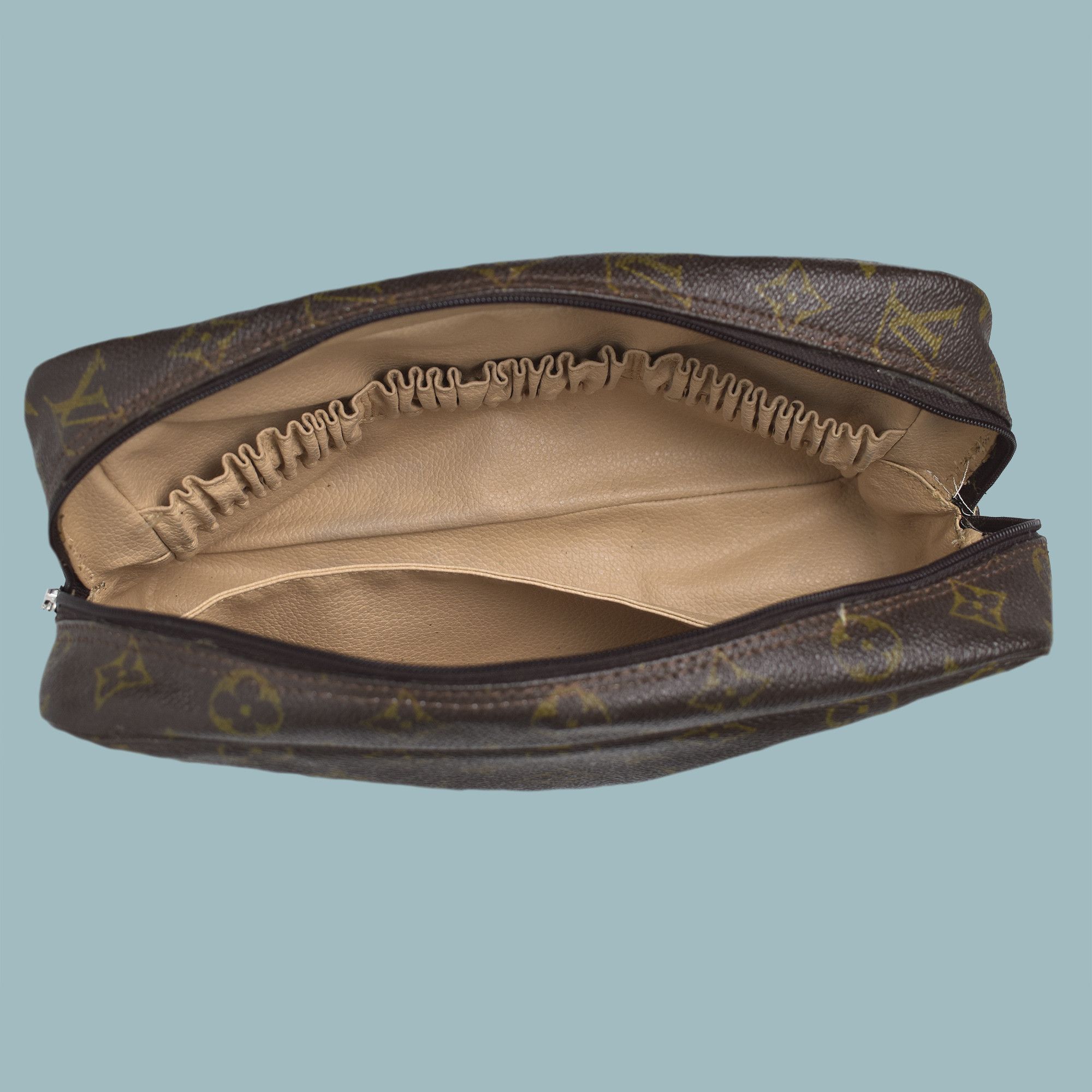 Louis Vuitton LOUIS VUITTON MONOGRAM LEATHER CLUTCH COSMETIC TOILETRY BAG Size ONE SIZE - 5 Thumbnail