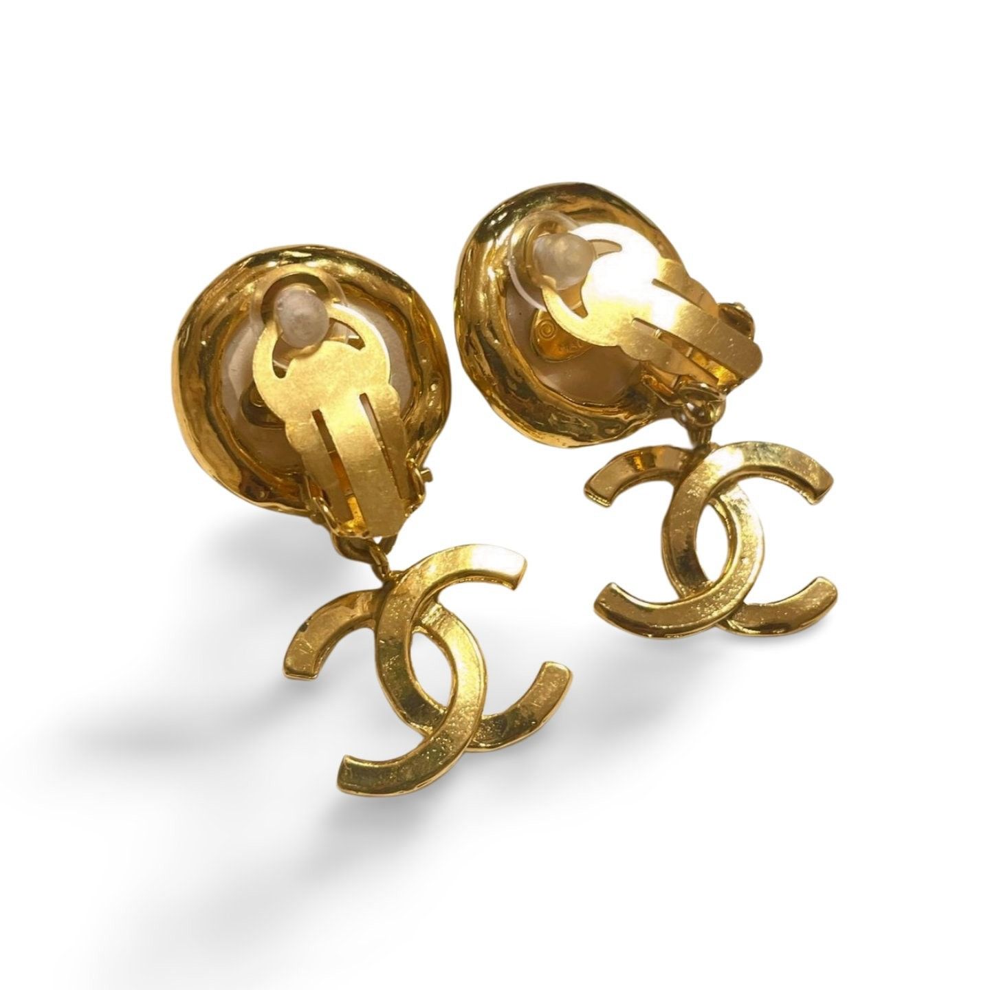 Chanel Vintage CHANEL white faux pearl and golden dangling earrings Size ONE SIZE - 8 Thumbnail