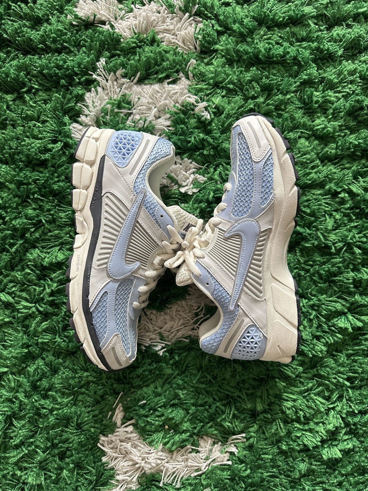 Nike Nike Vomero 5 Royal Tint Photon Dust Size US 10 / EU 43 - 2 Thumbnail