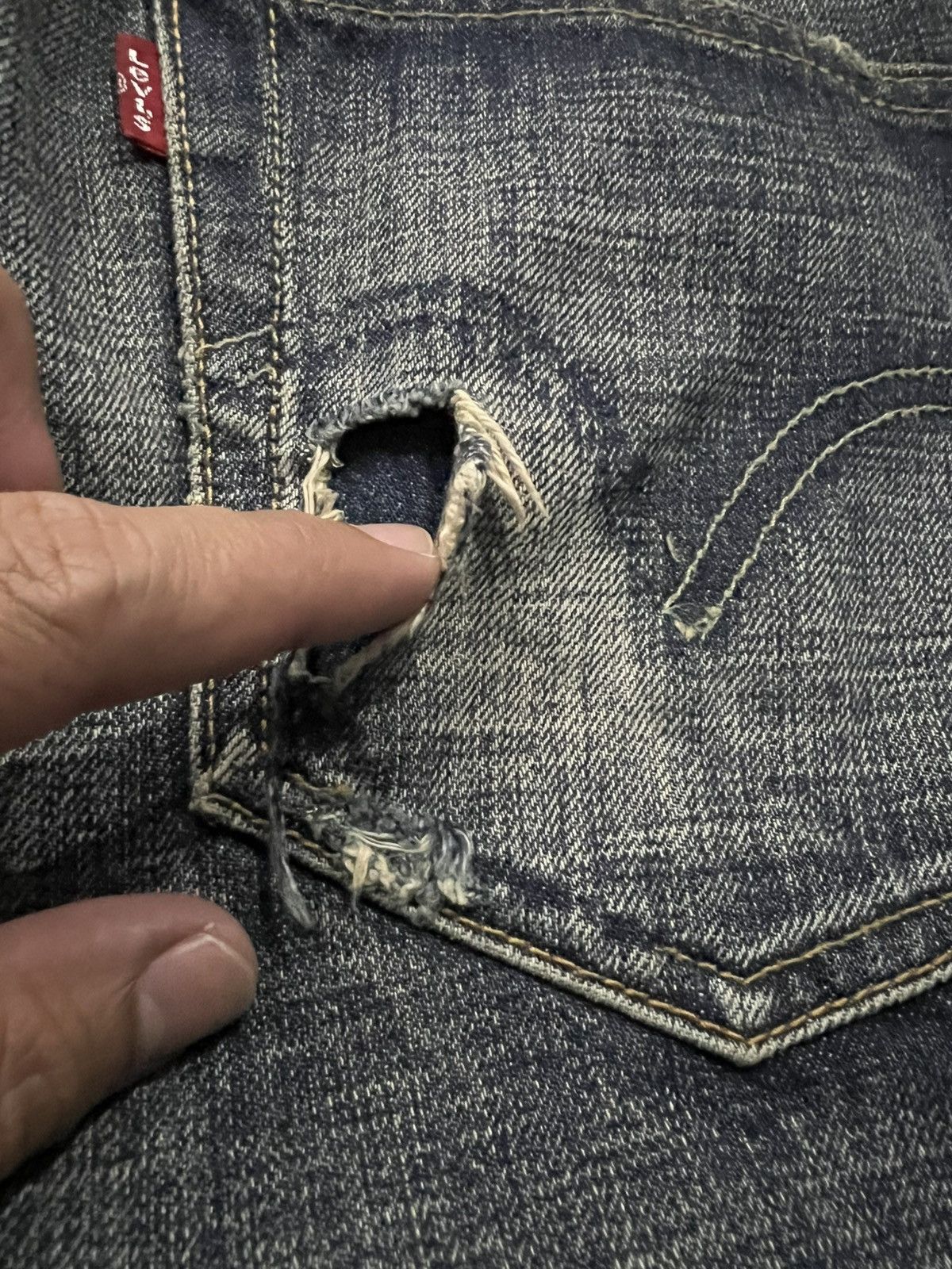 Levi's × Levi's Vintage Clothing VINTAGE 90’s STYLE LEVIS 501 BUTTON FLY DISTRESS JEANS Size US 31 - 17 Thumbnail